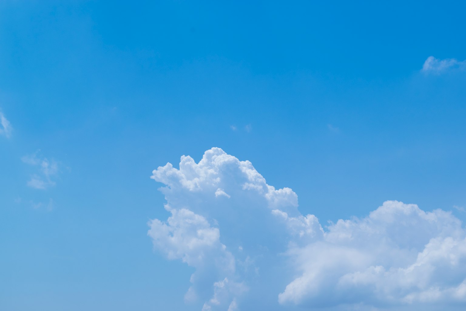 Grandes nuages blancs flottant dans un ciel bleu clair