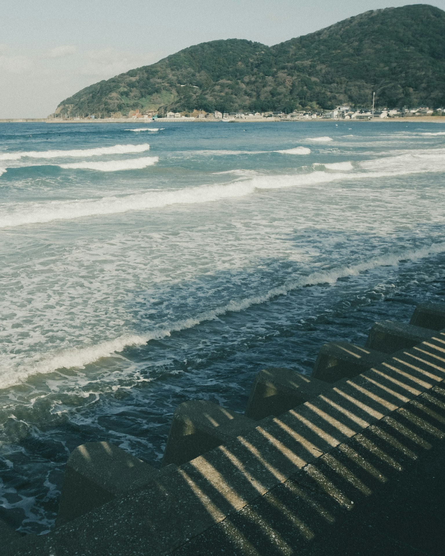 Vagues s'écrasant sur le rivage avec des ombres sur le sable