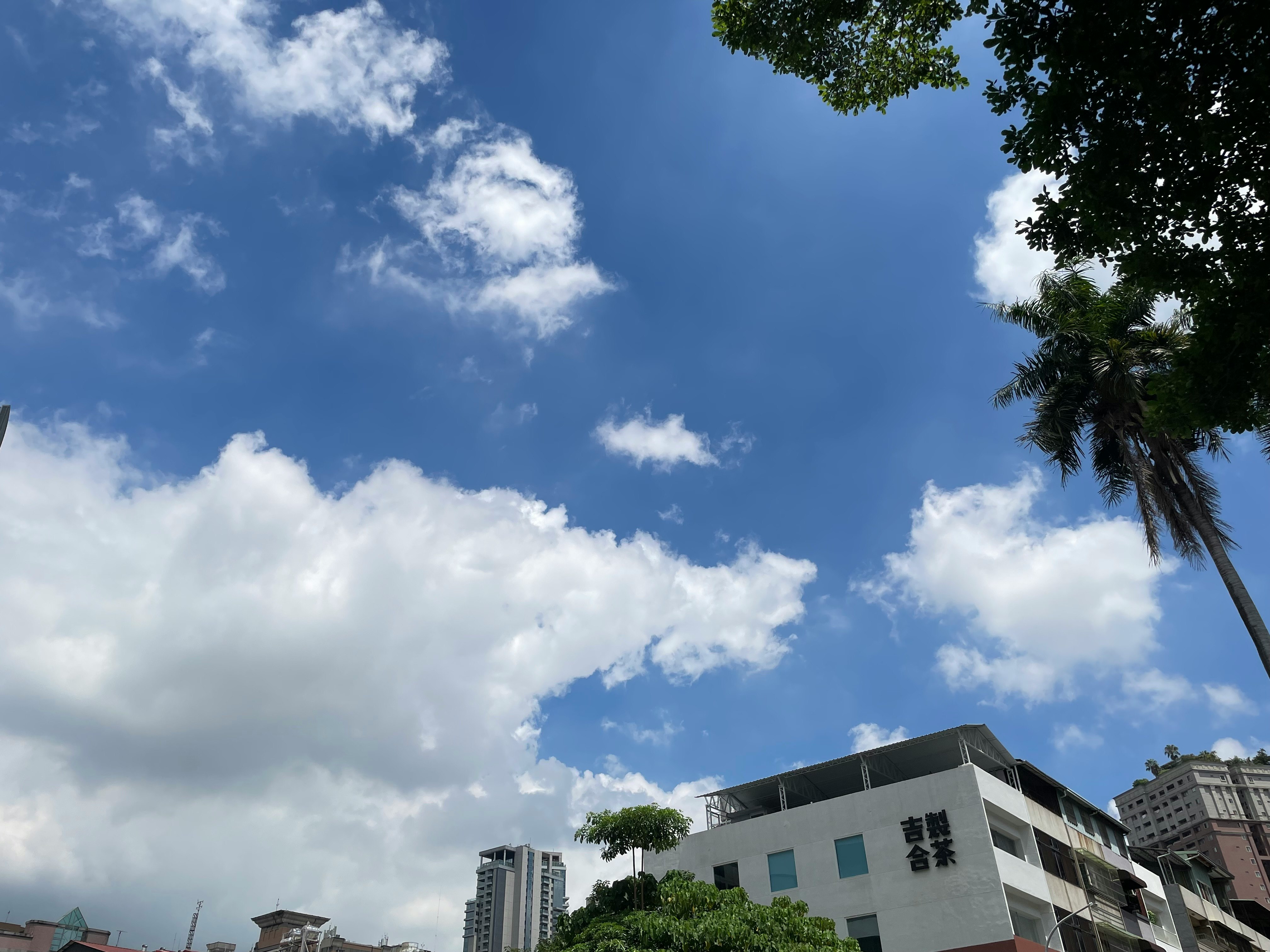 青空の下に建物が並ぶ街並み