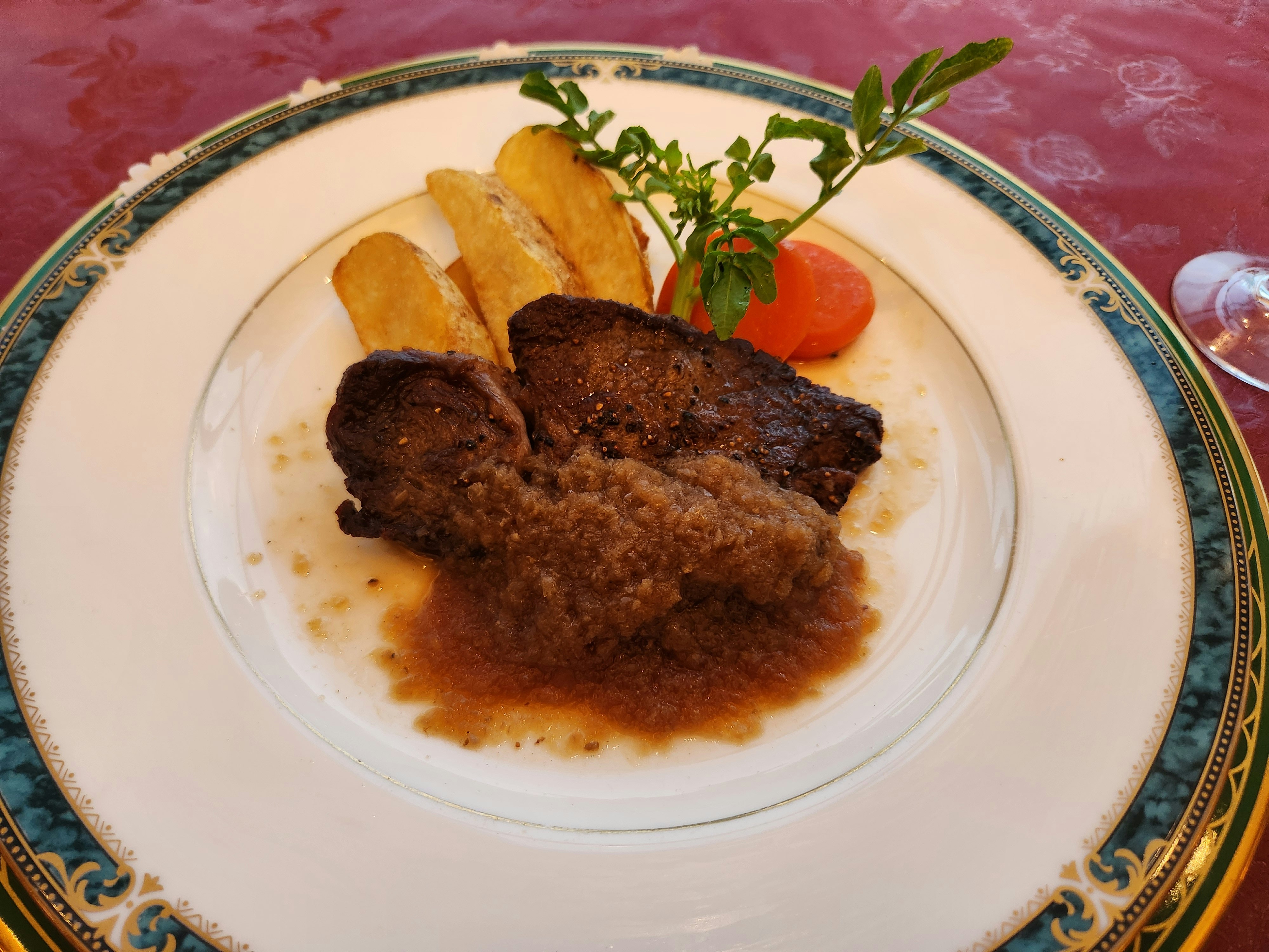 piatto di bistecca con salsa e contorni