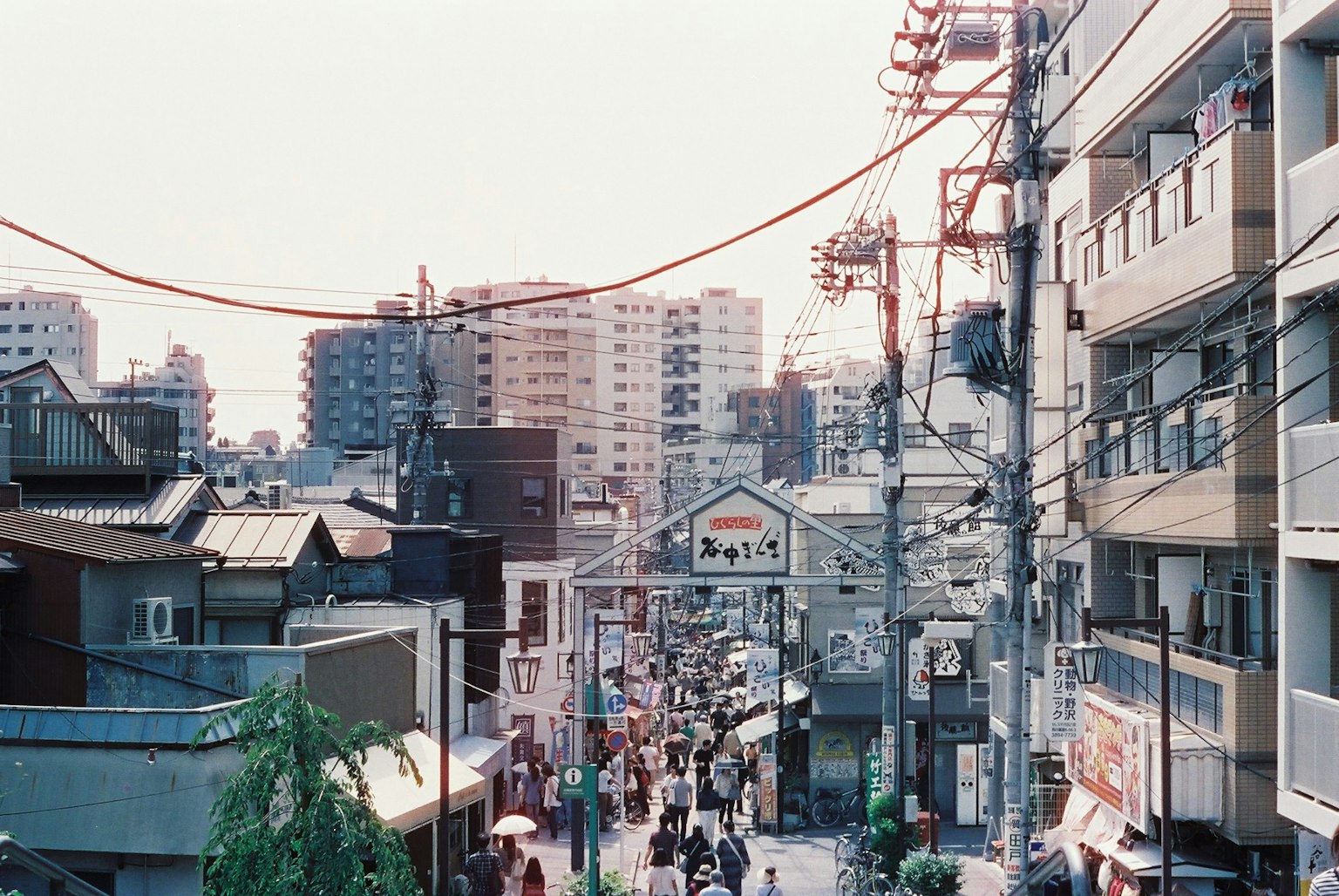 ฉากถนนในเมืองพร้อมอาคารและคนเดิน