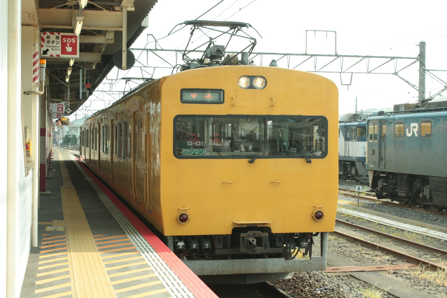 รถไฟสีเหลืองจอดที่สถานี