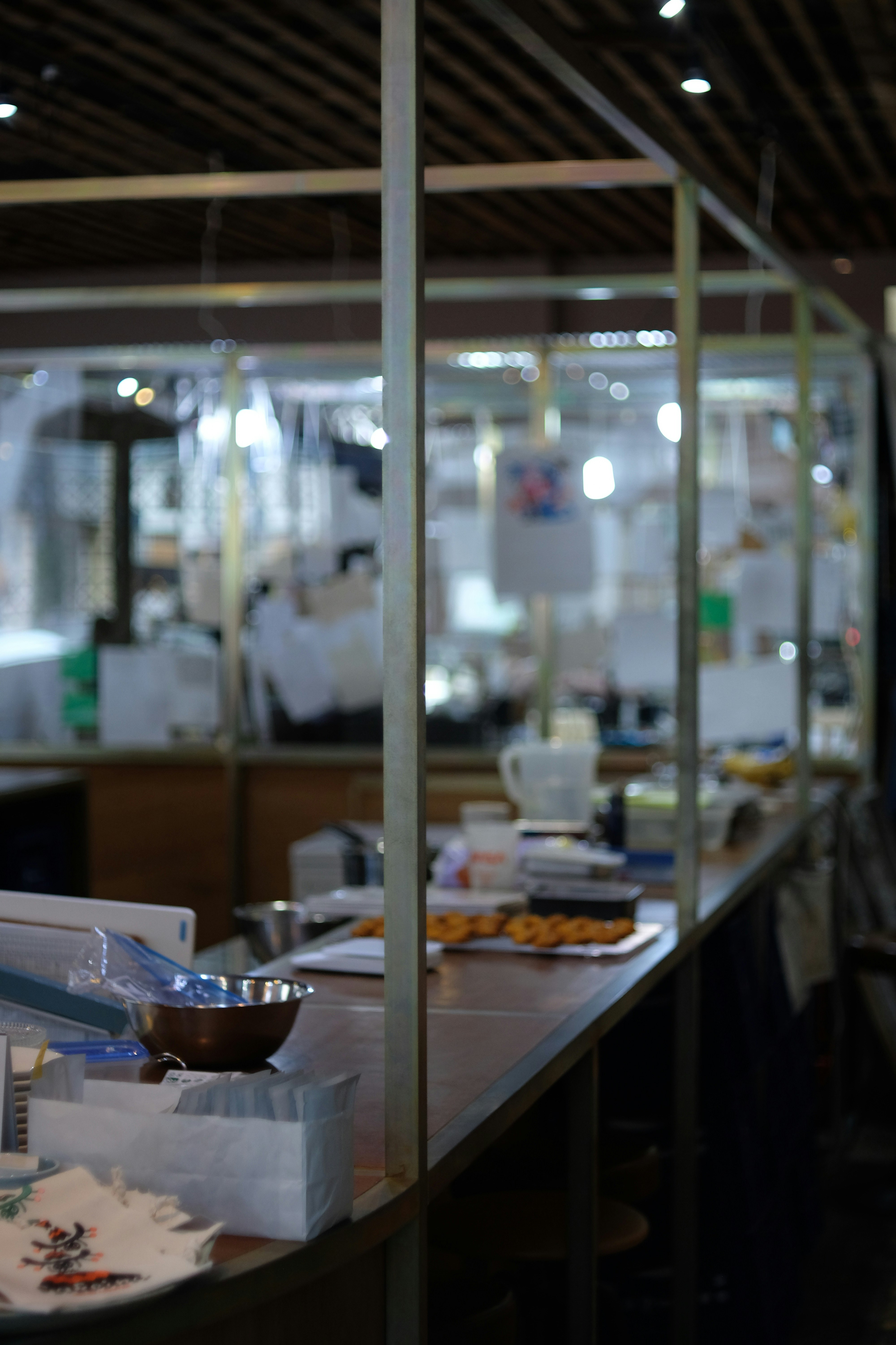 ガラス越しに見えるカフェ店内のカウンター