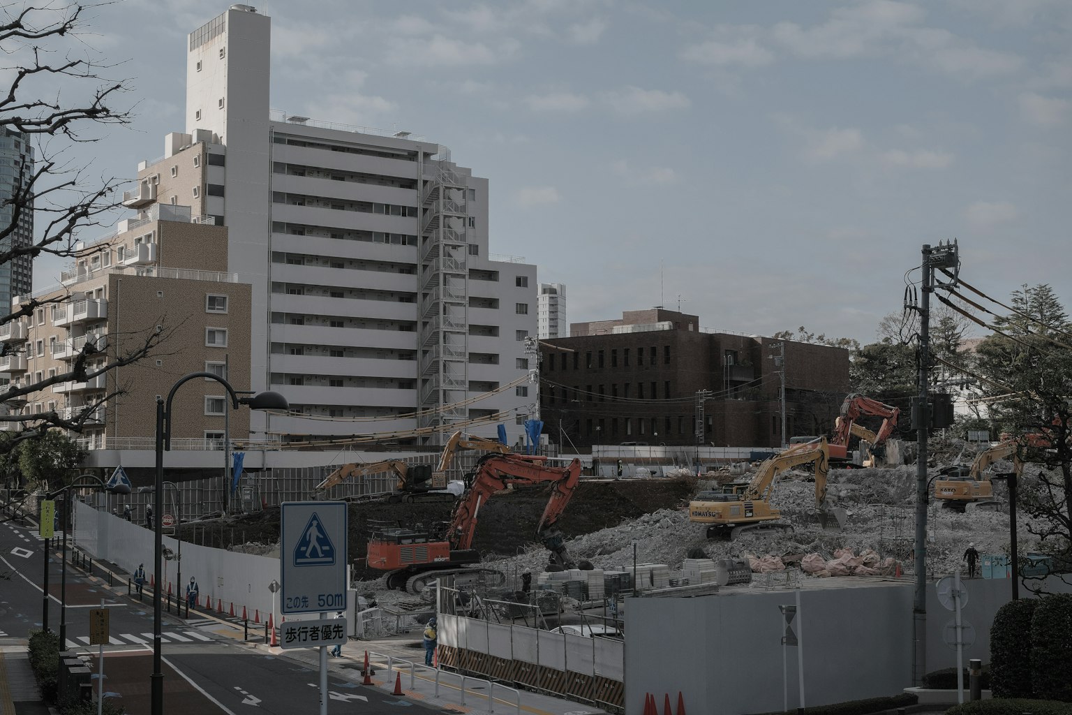 Công trường xây dựng với các tòa nhà xung quanh