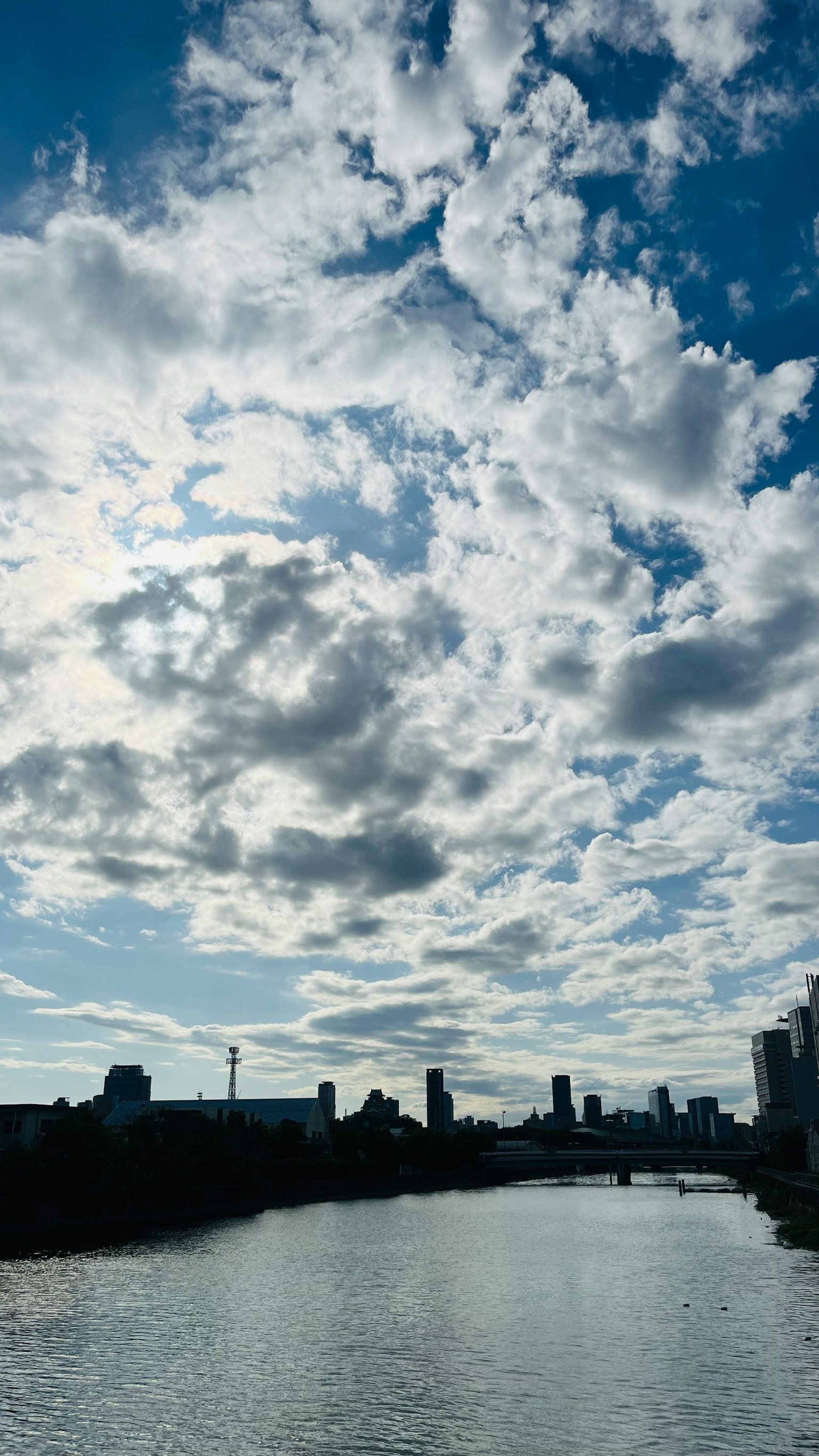 藍天和雲彩下的河流風景