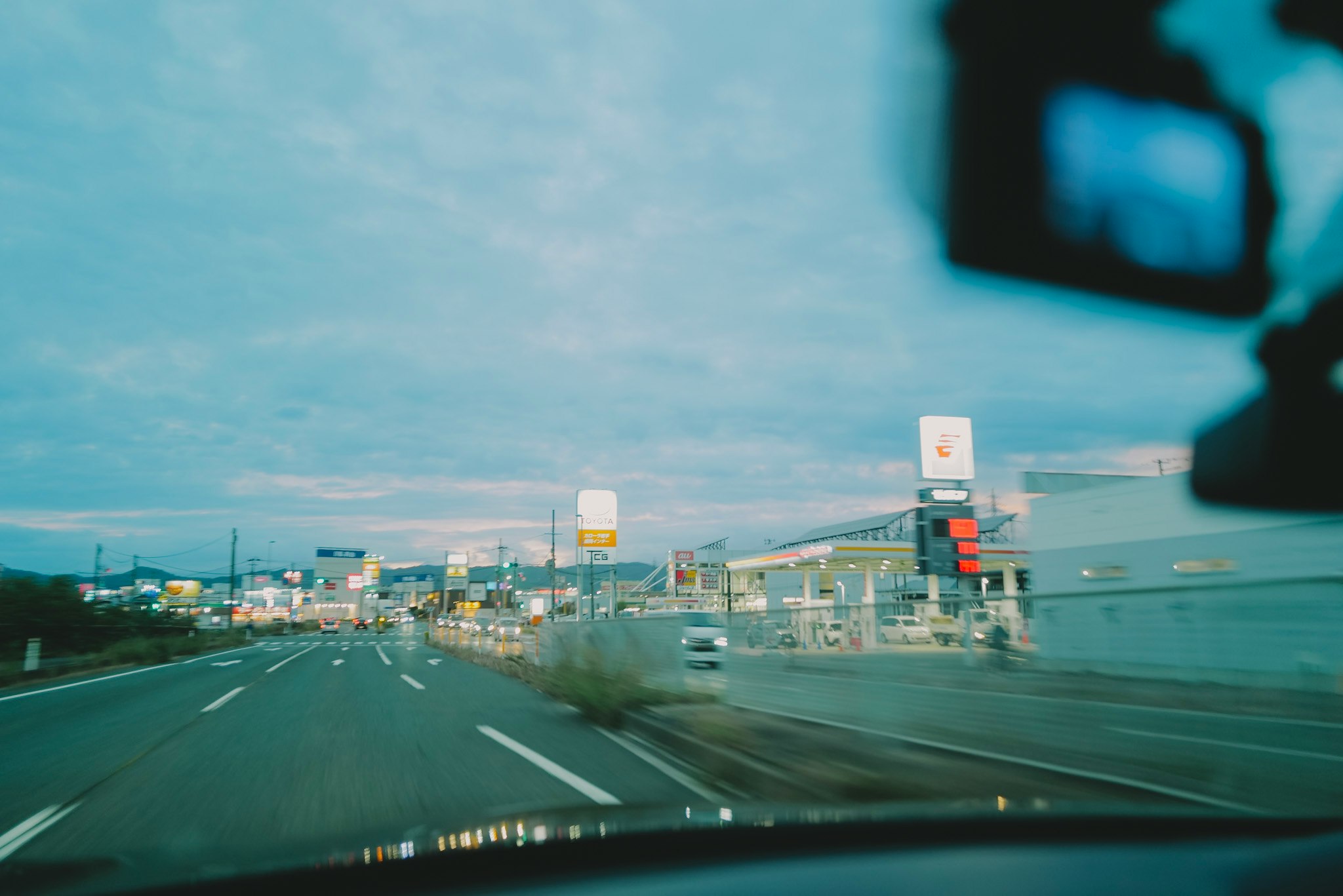 高速道路を走る車窓から見える風景