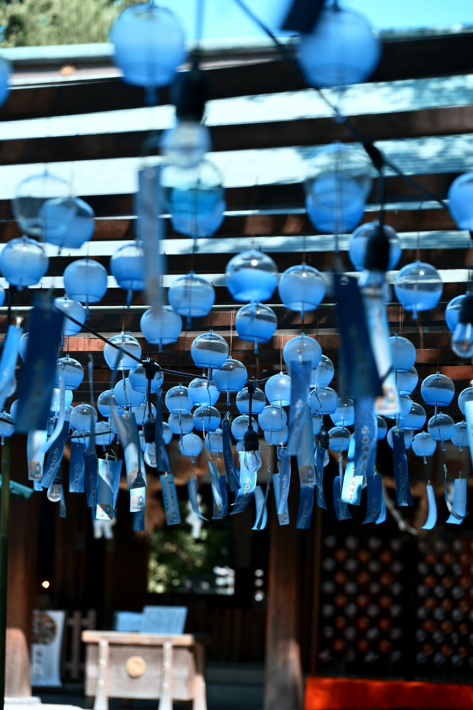 전통 일본 건물에 매달린 파란 풍경 소리