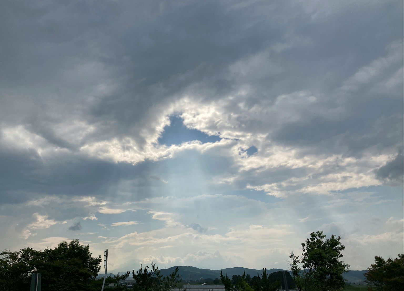 ทิวทัศน์ของท้องฟ้าพร้อมเมฆและแสงสว่างของสีน้ำเงิน