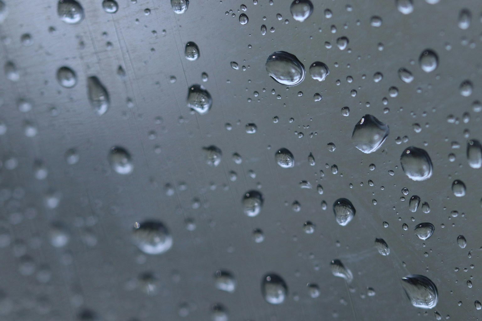 窗户上的雨滴特写