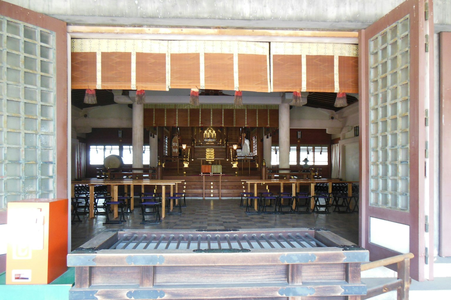 Tampilan interior kuil Jepang tradisional dengan arsitektur kayu