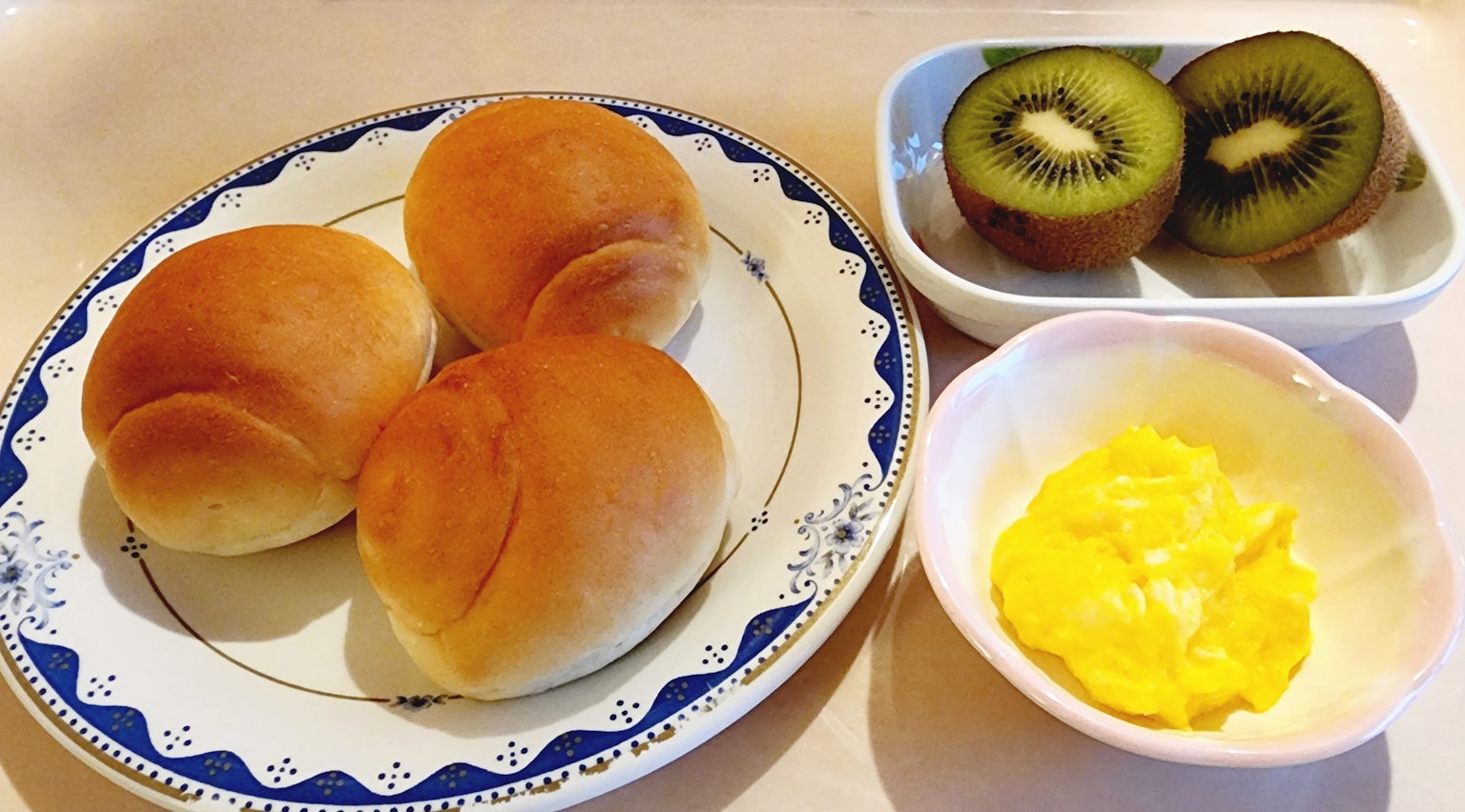 ขนมปังสามชิ้นกับกีวี่และเนยในจาน