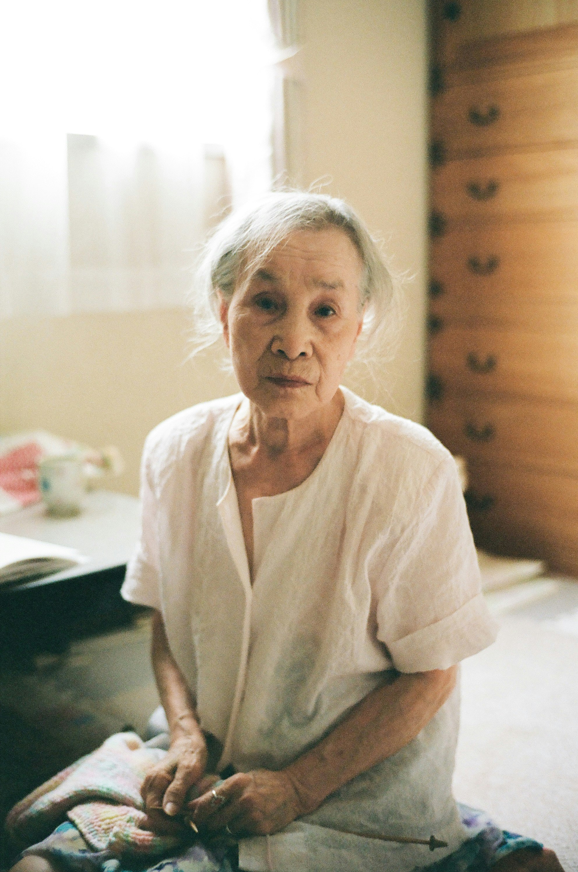 Retrato de una abuela de 90 años sentada con calma en interiores