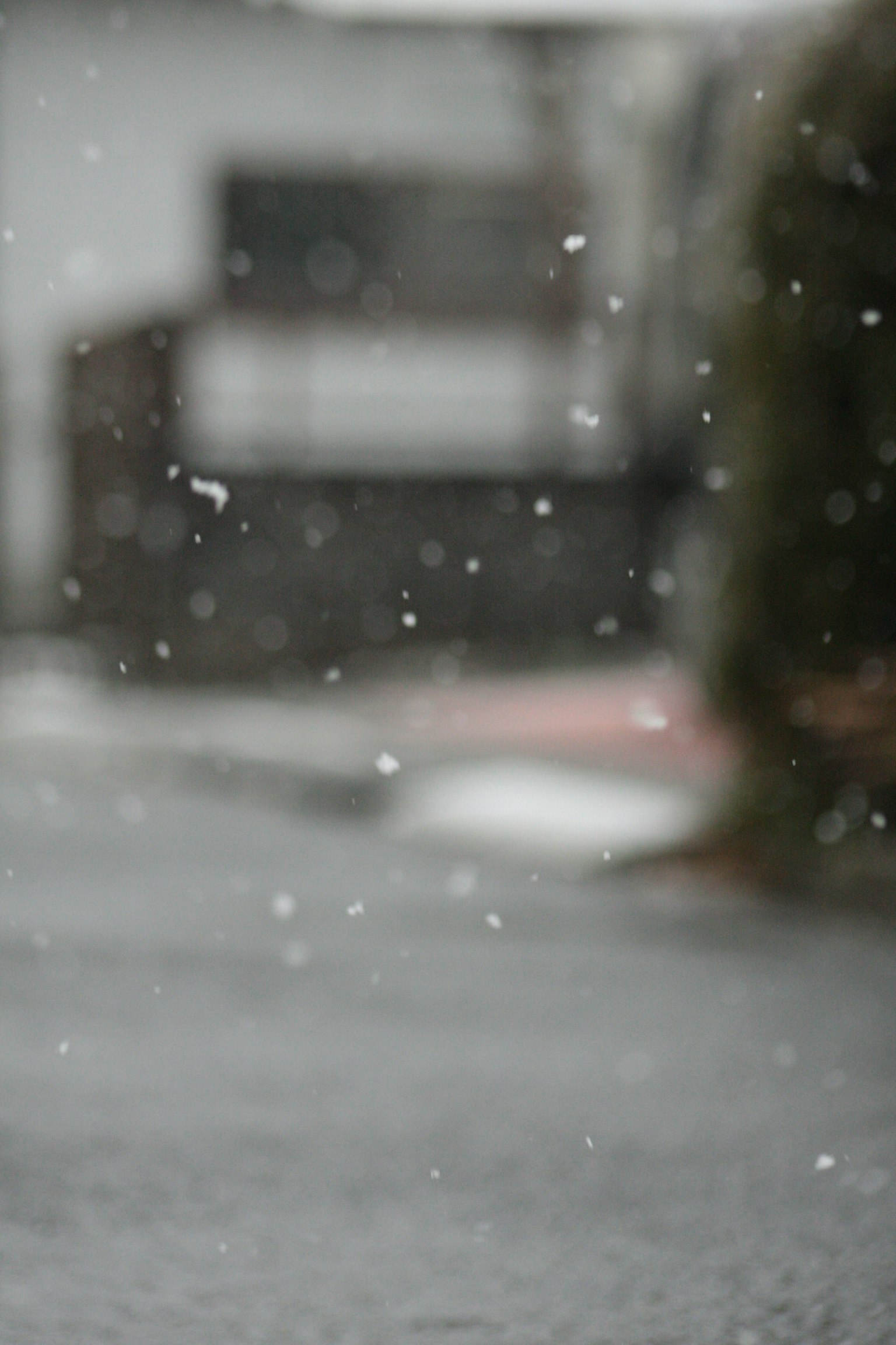 Uno sfondo sfocato con neve che cade