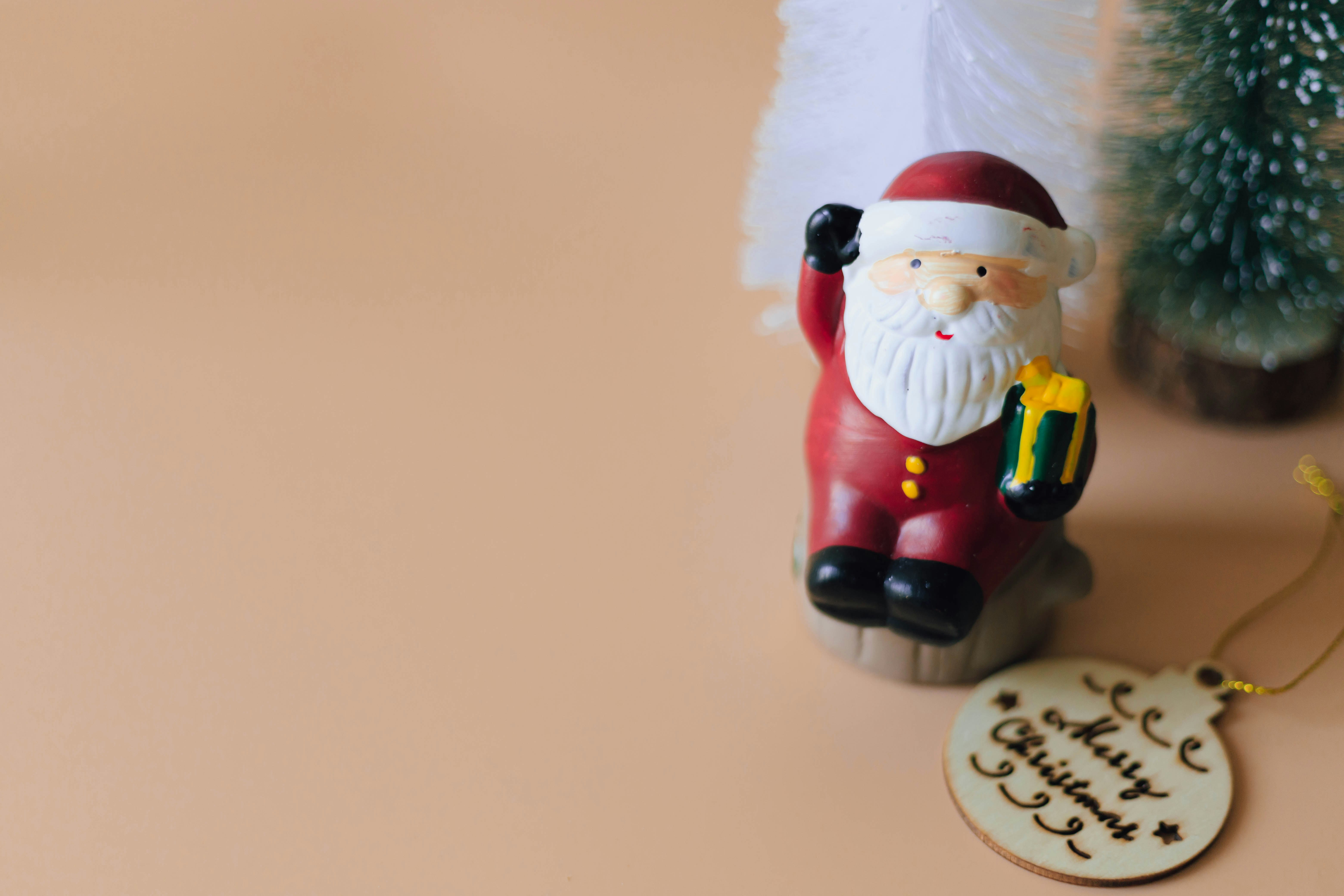 Tượng ông già Noel và đồ trang trí Giáng sinh trên bàn