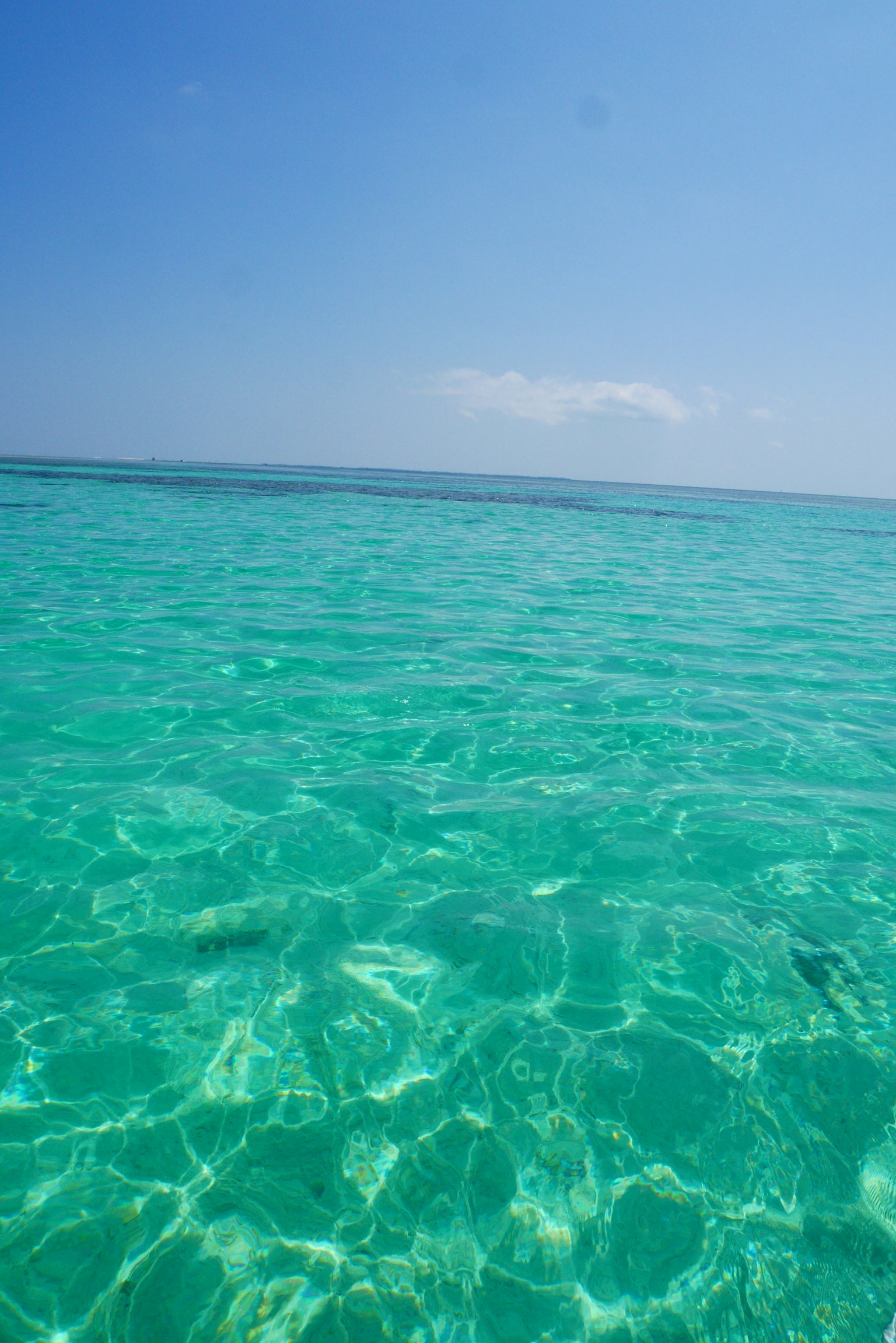 Bella vista di acqua turchese e cielo luminoso