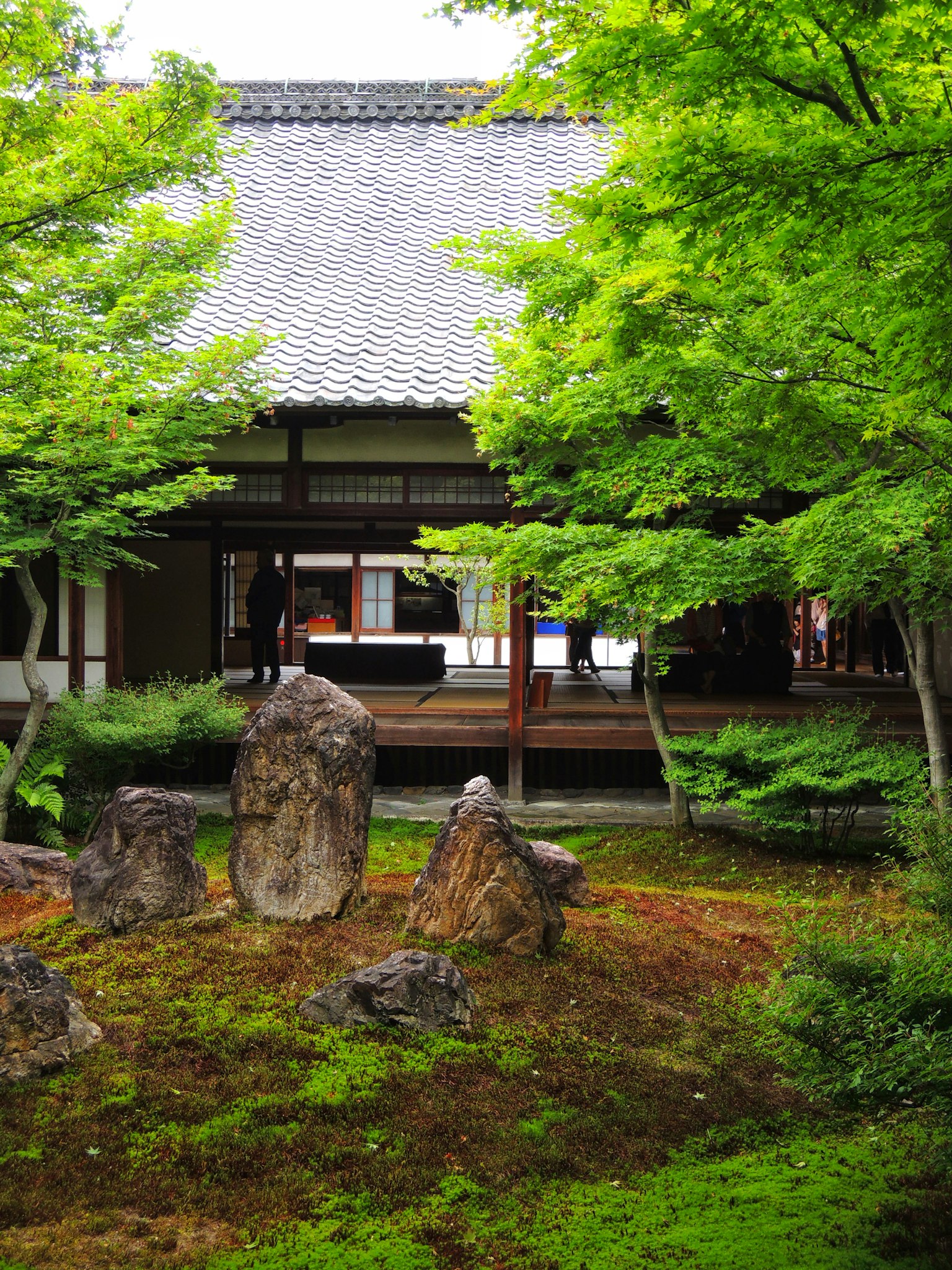ทิวทัศน์ที่สวยงามของสวนญี่ปุ่นพร้อมสถาปัตยกรรมแบบดั้งเดิม