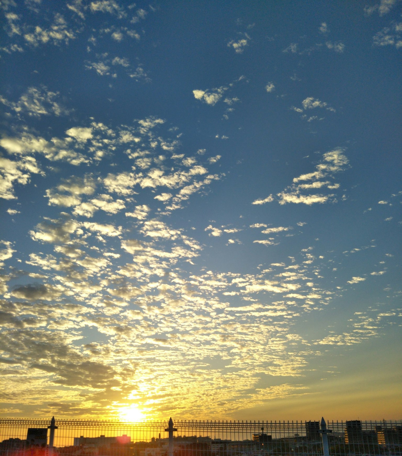 Ciel de coucher de soleil magnifique avec des nuages épars