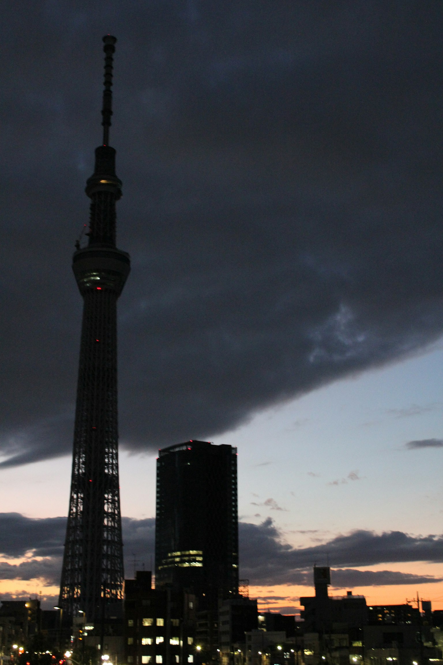 Silhouette Tokyo Skytree melawan langit senja