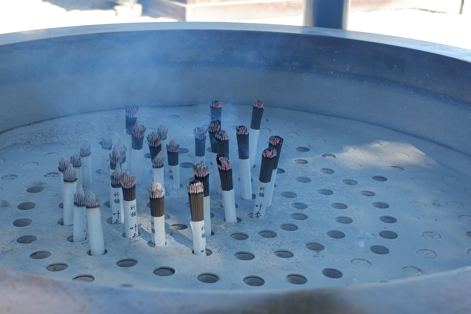 Nhóm thuốc lá đang cháy trong gạt tàn kim loại