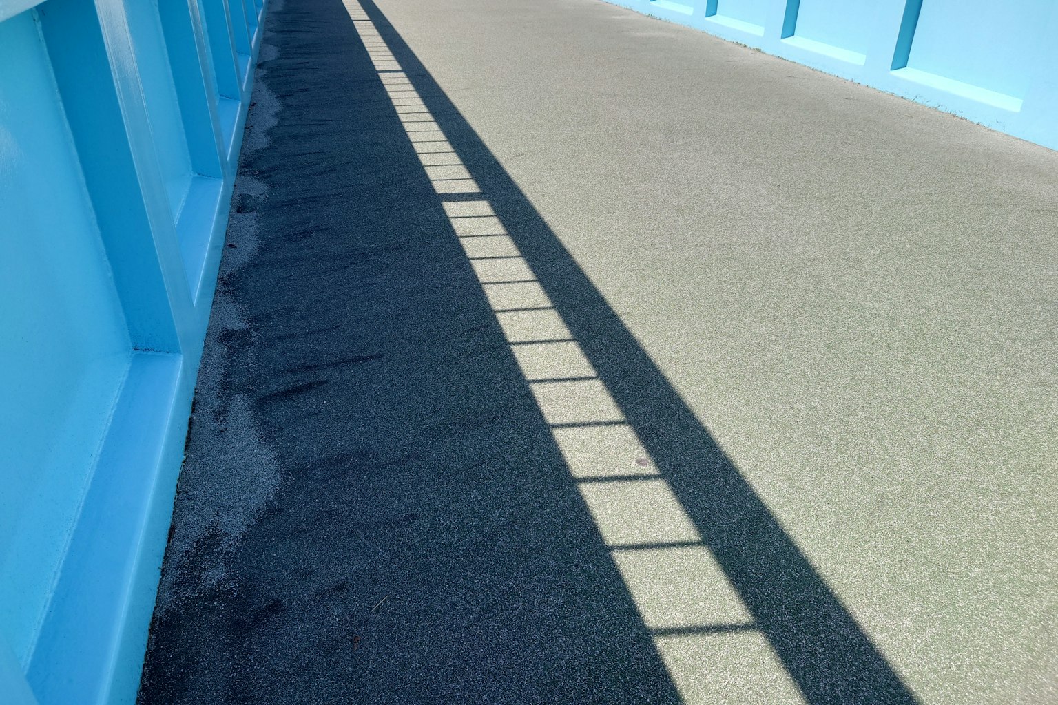 有藍色障礙物和陰影的路段