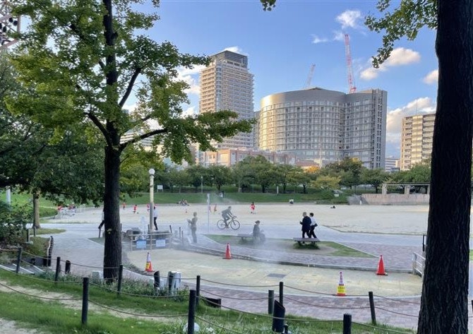 扇町公園の噴水と広場、周囲に高層ビルが見える風景