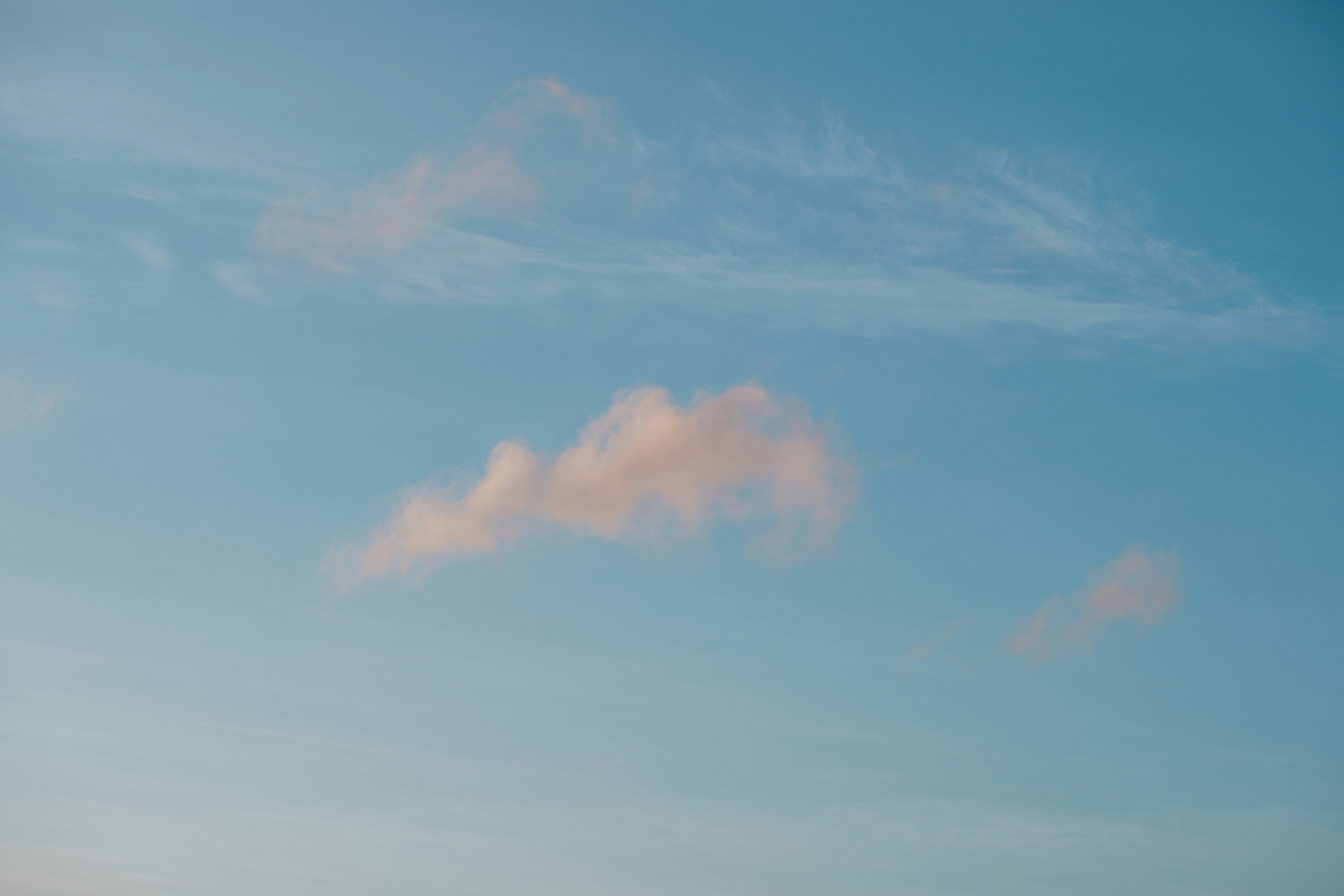 ciel bleu avec des nuages flottants