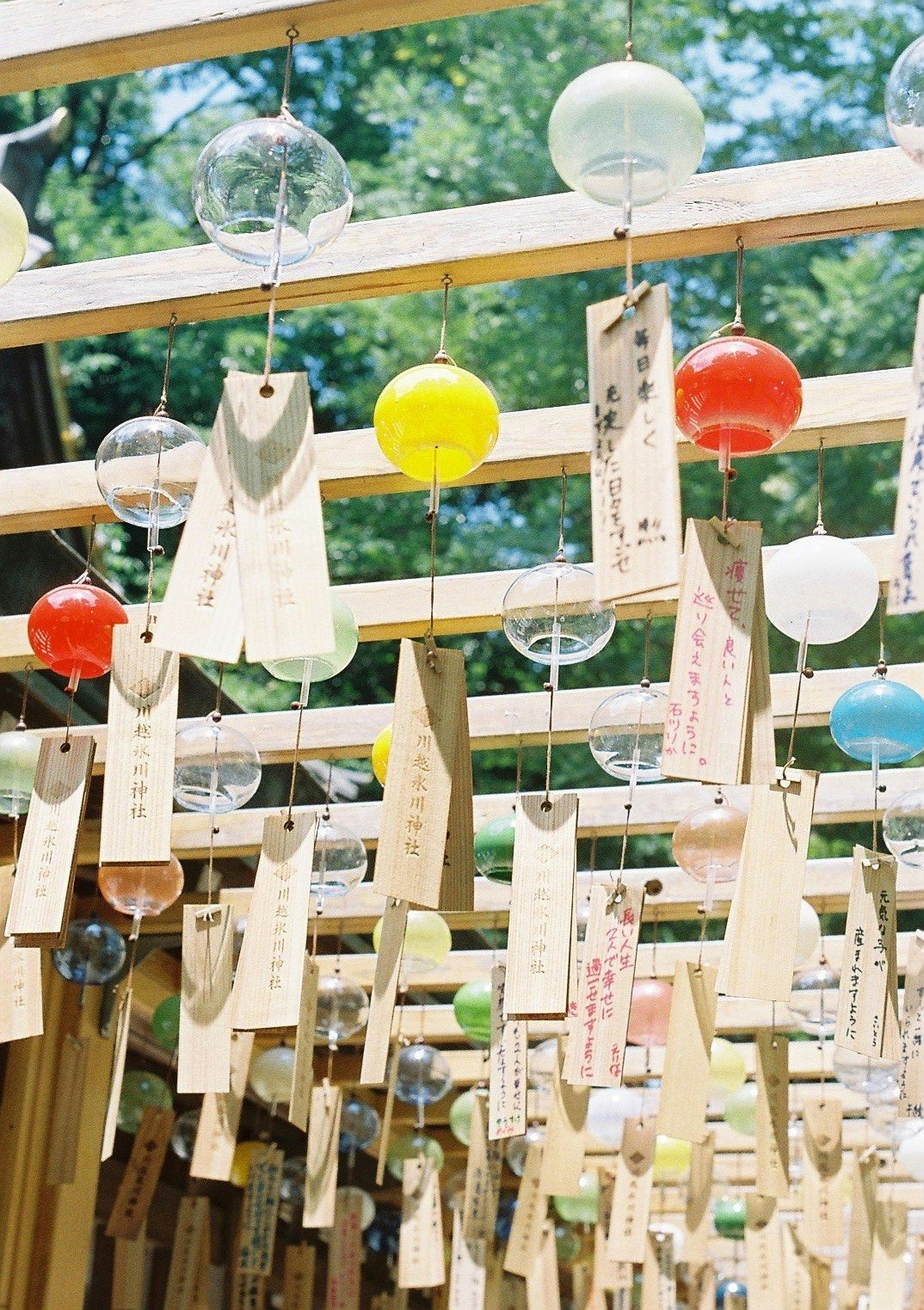 木製の風鈴が並ぶ屋外の飾り