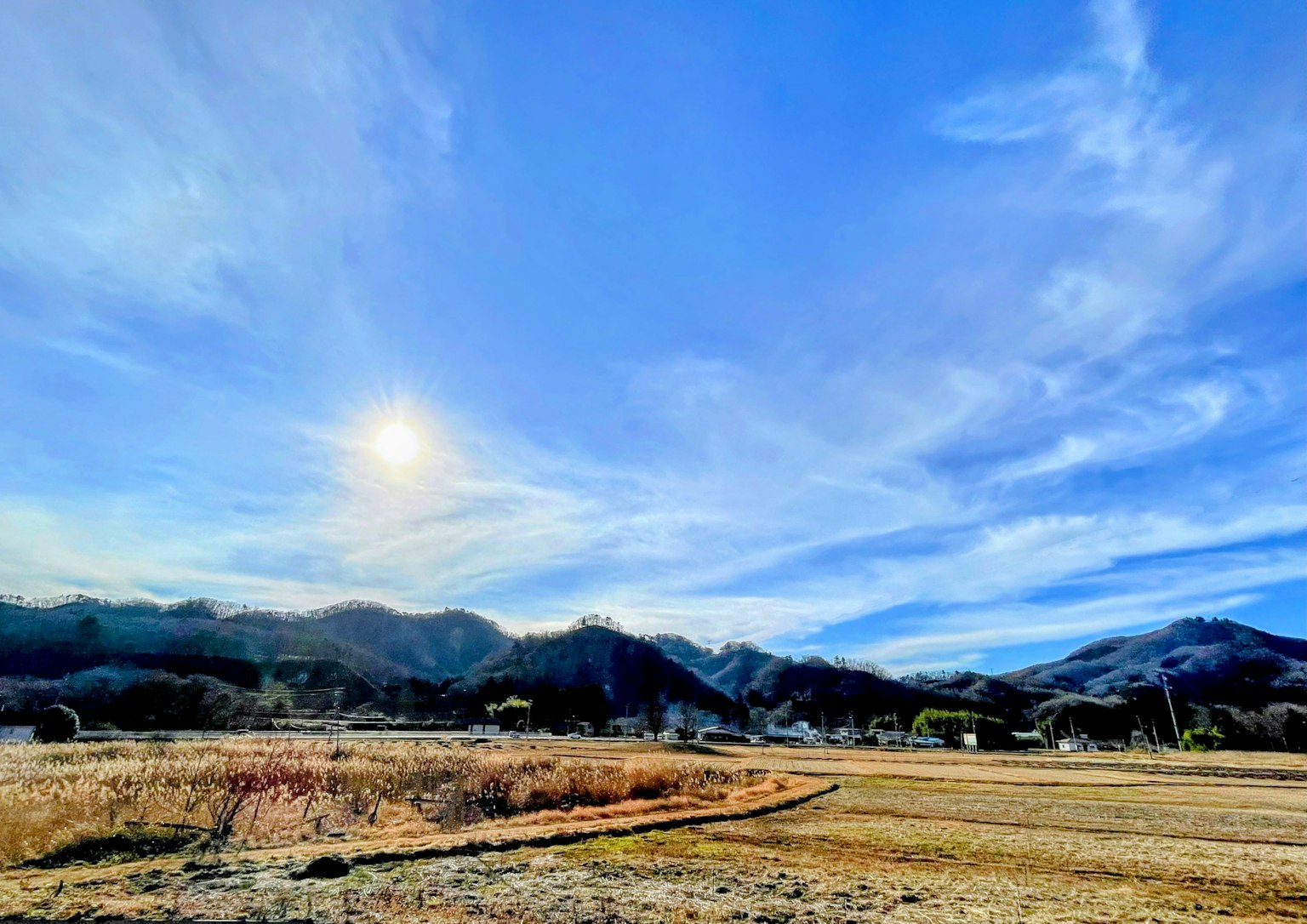 Paysage montagneux avec ciel bleu et nuages