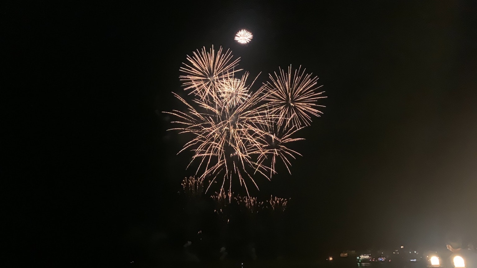 夜空中闪烁的米老鼠形状的烟花