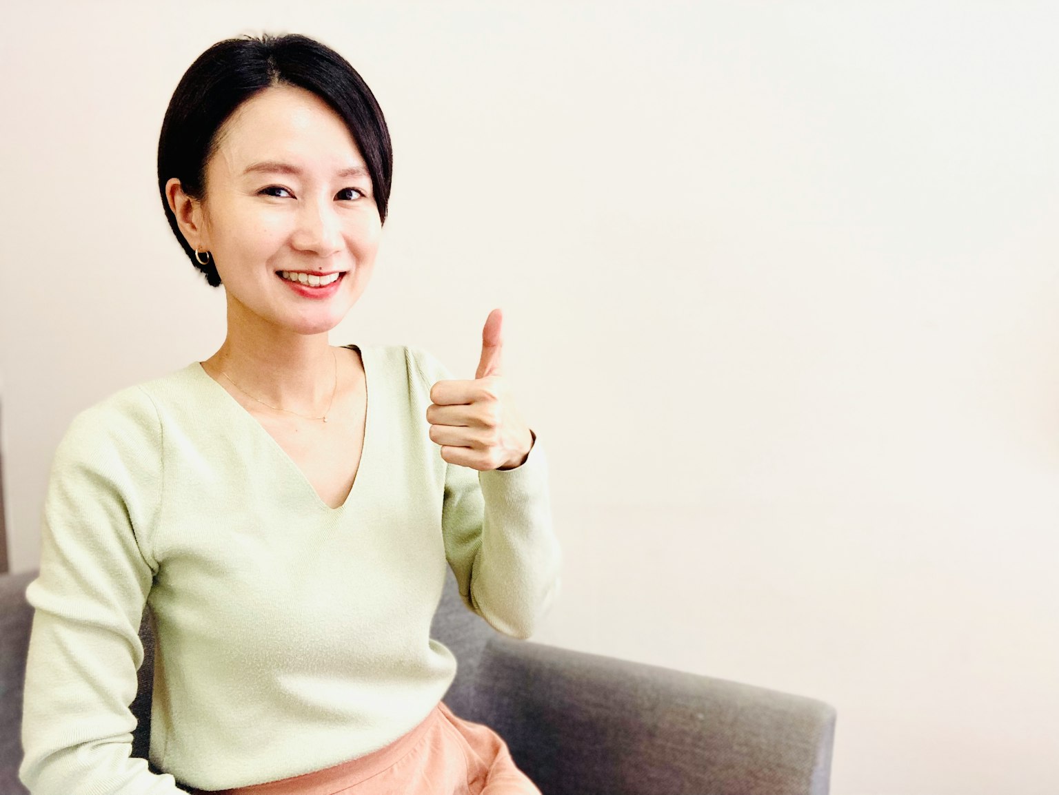 微笑的女性豎起大拇指