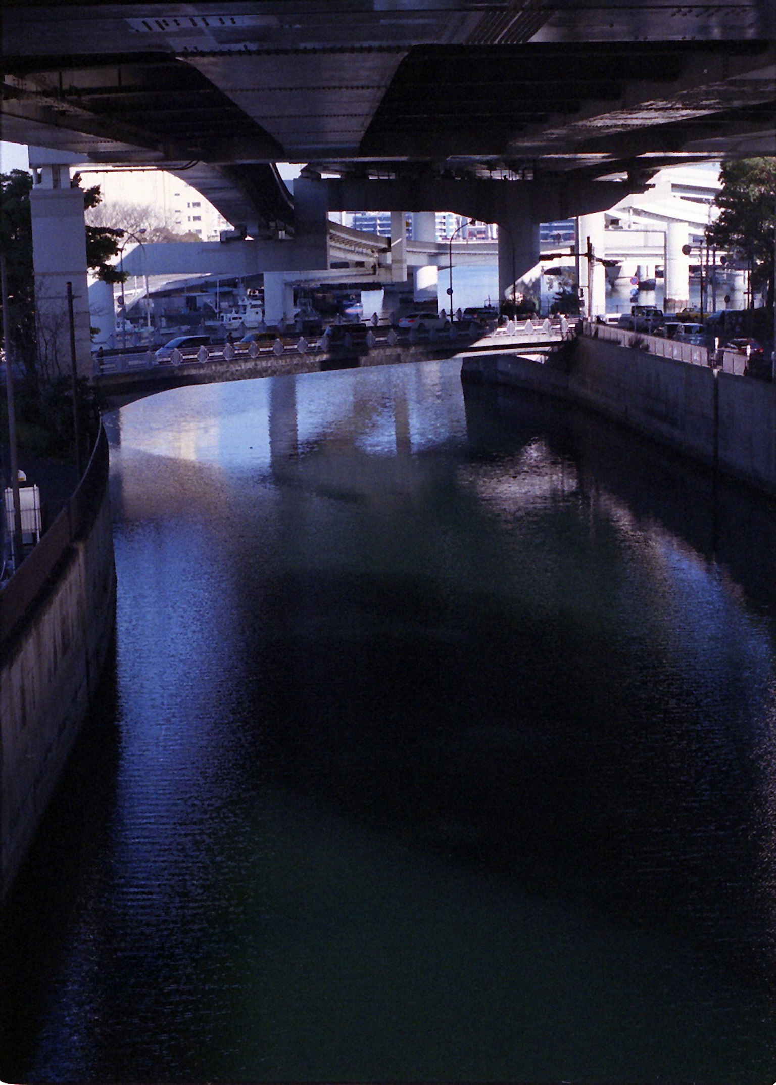安靜的水道在橋下流動