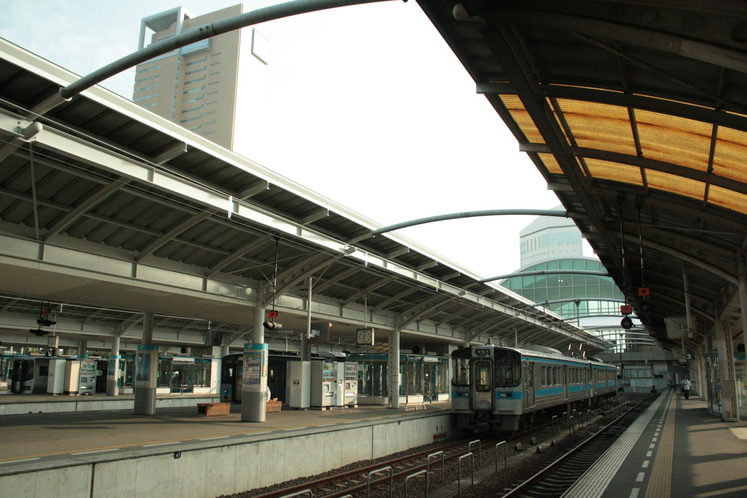 Blick auf einen Bahnhof mit einem Zug