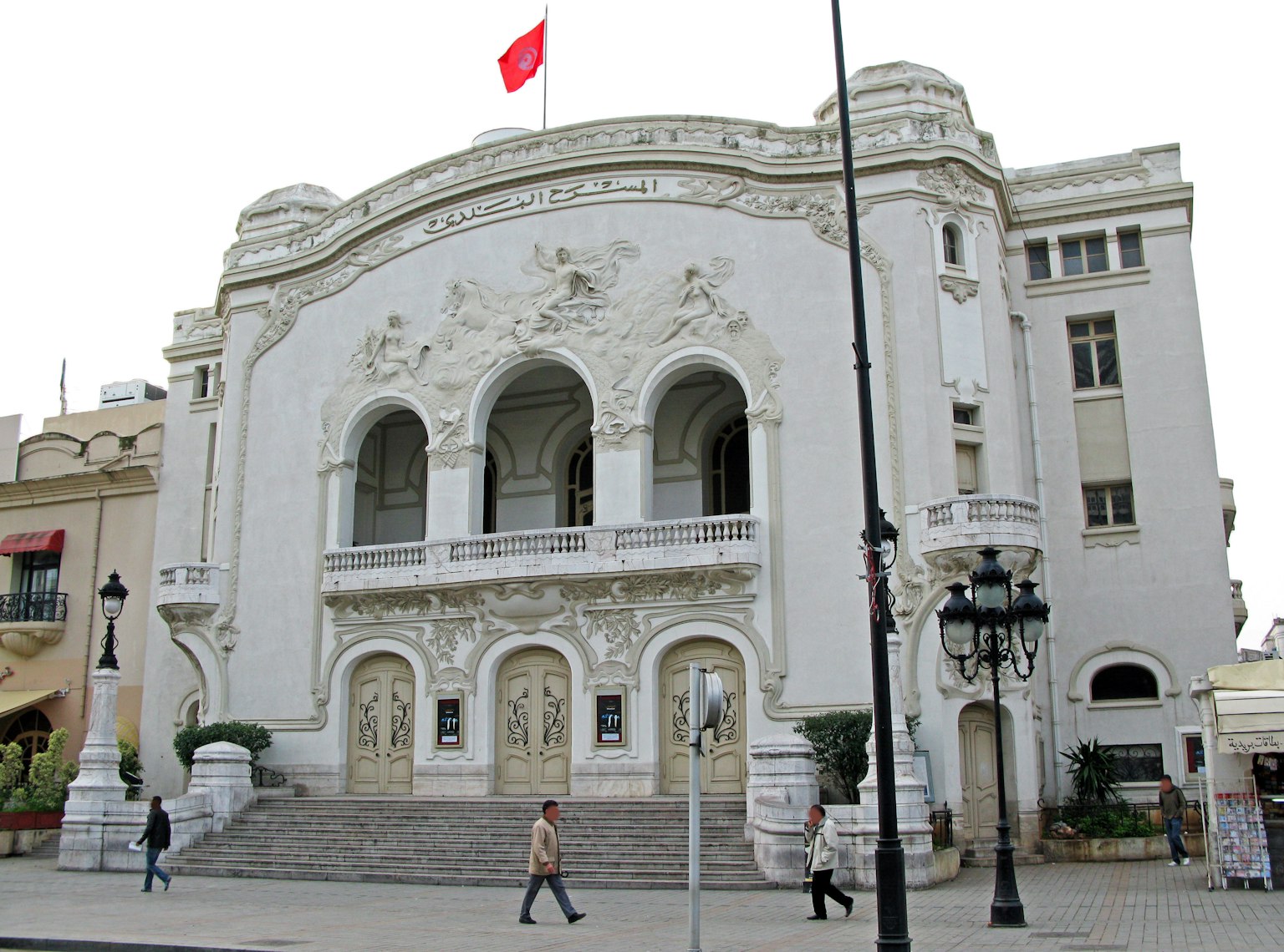 Façade de théâtre historique avec décorations blanches et drapeau