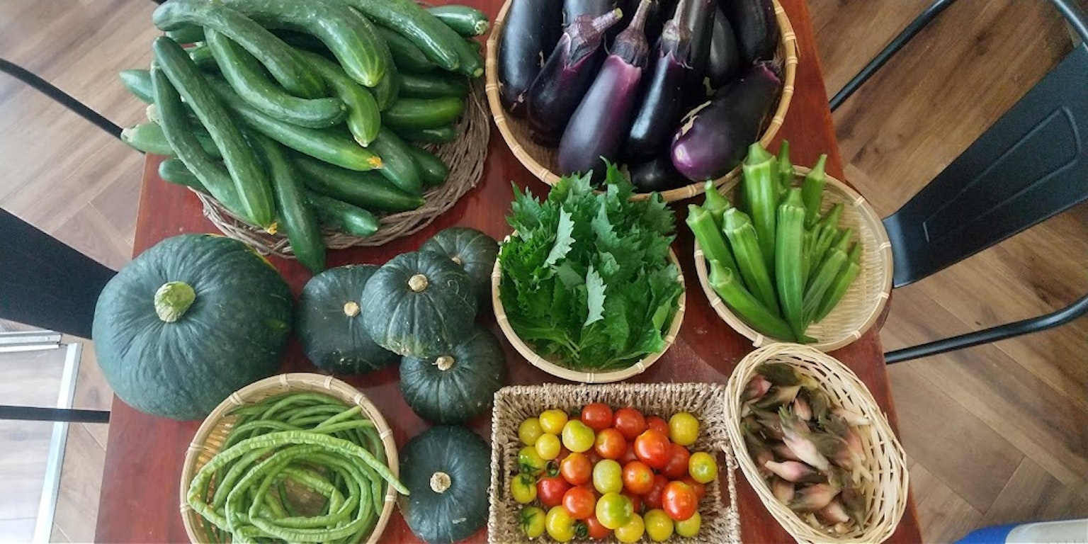 Un tavolo pieno di verdure fresche in cestini
