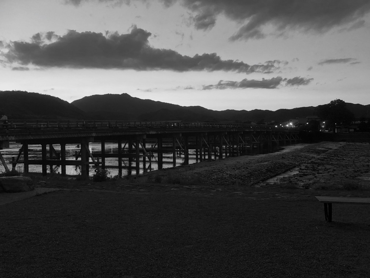 Silhouette einer Brücke bei Dämmerung an der Küste
