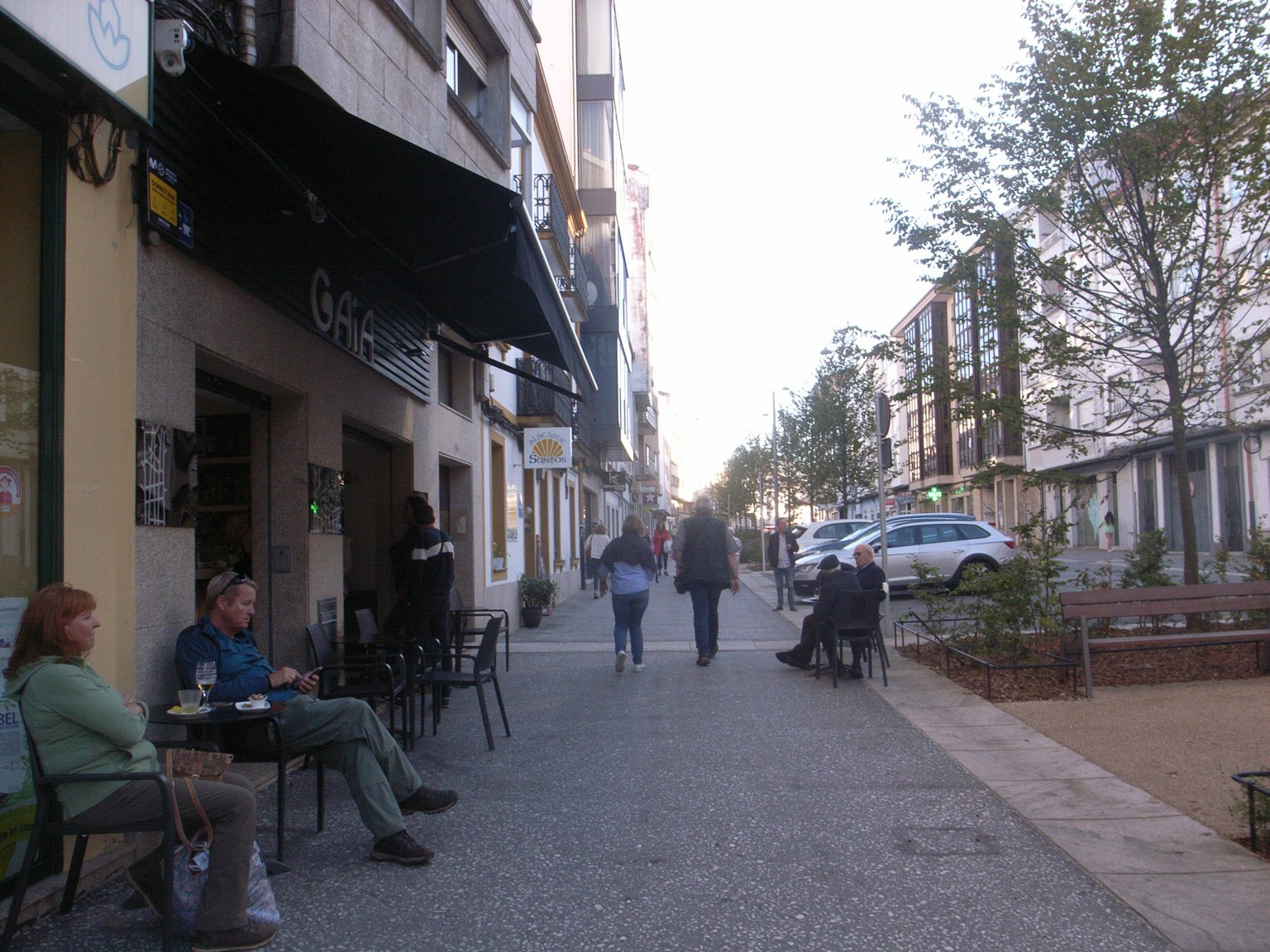 Vista di strada con terrazza del caffè e pedoni