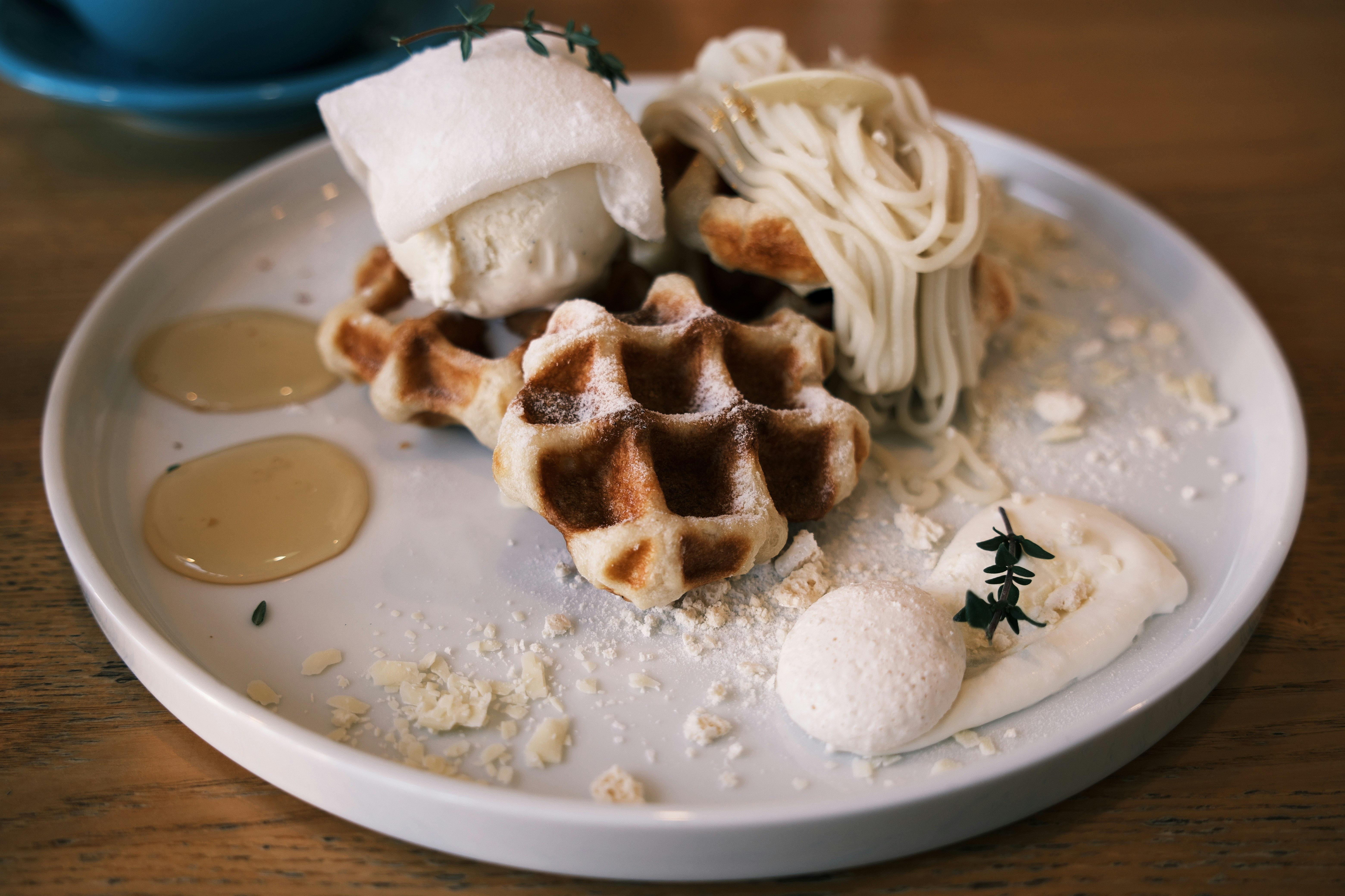 Teller mit Waffeln, Pasta und Dipsaucen