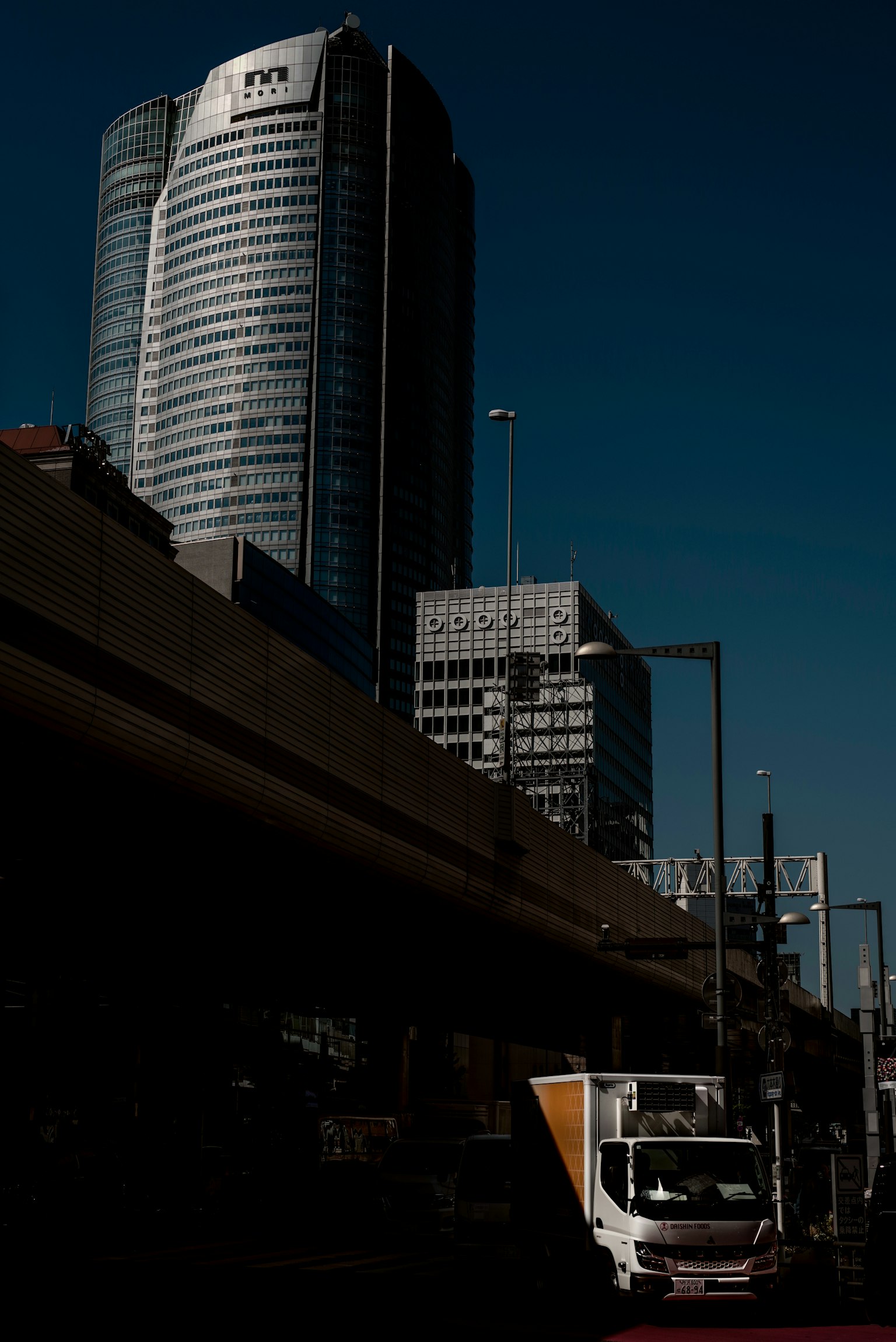 高層ビルとトラックが写る都市の風景
