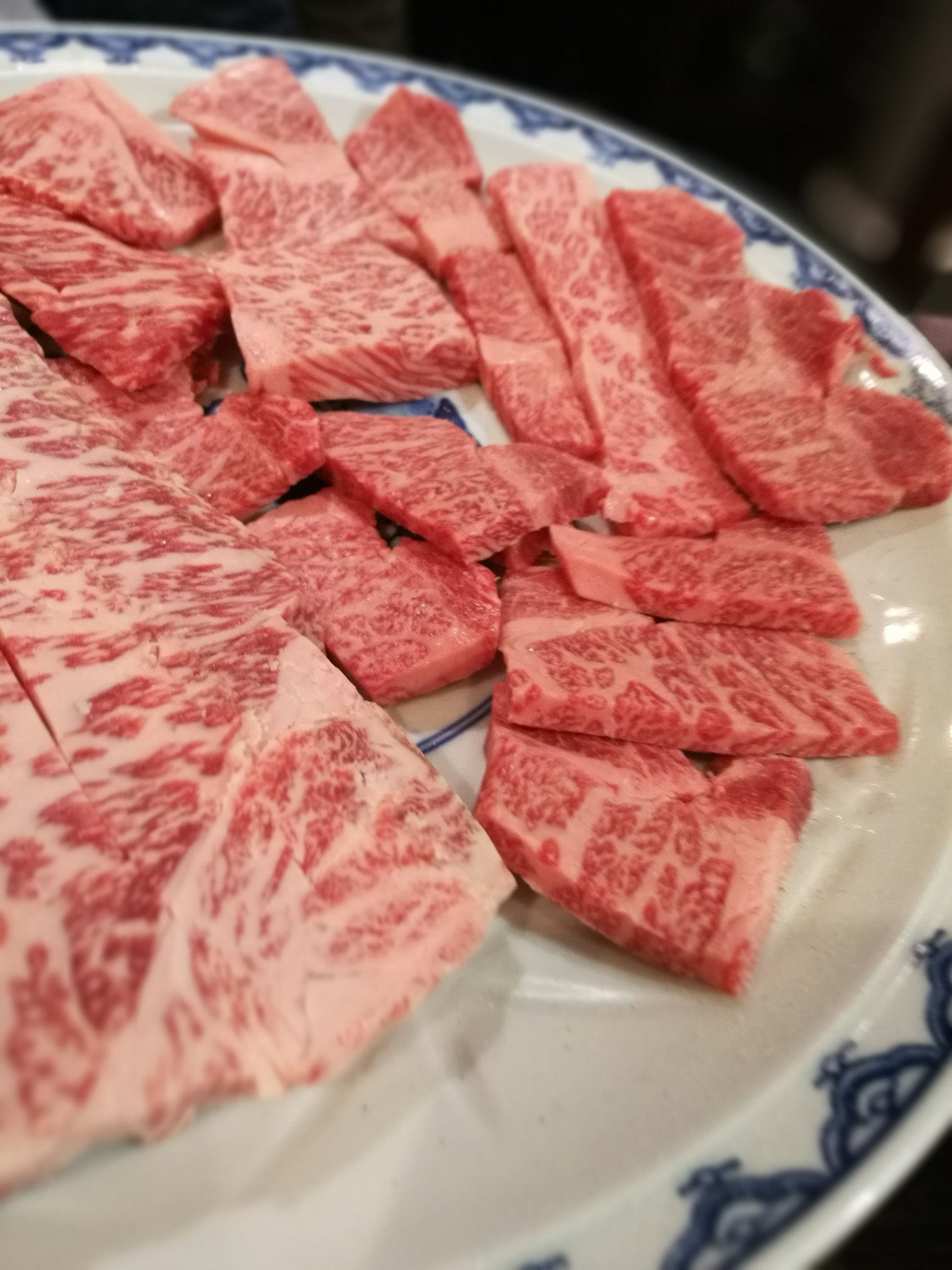 美麗的大理石紋和牛肉擺放在盤子上