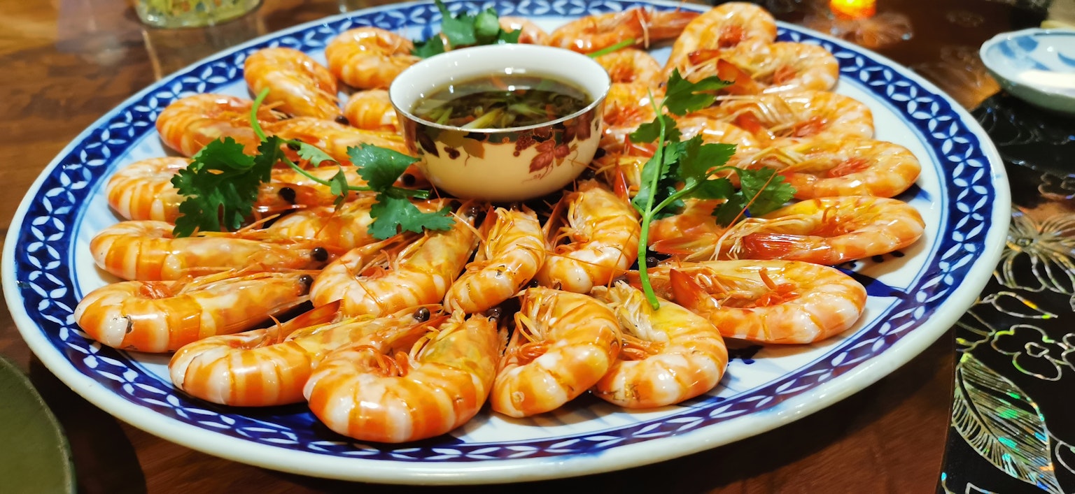 Piring udang yang indah disusun dengan elegan dengan mangkuk kecil saus
