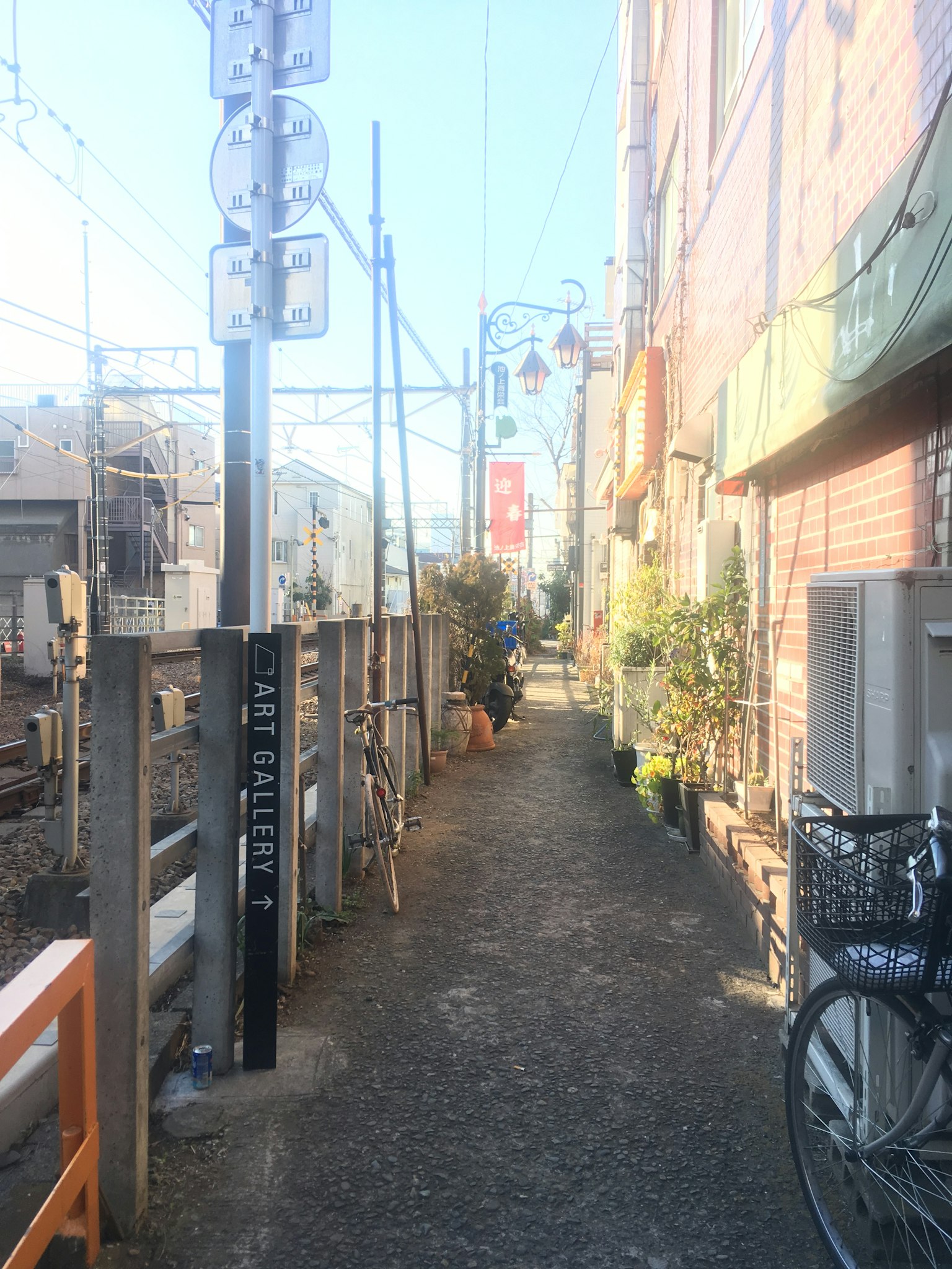 鐵路旁的狹窄小路上有自行車和植物