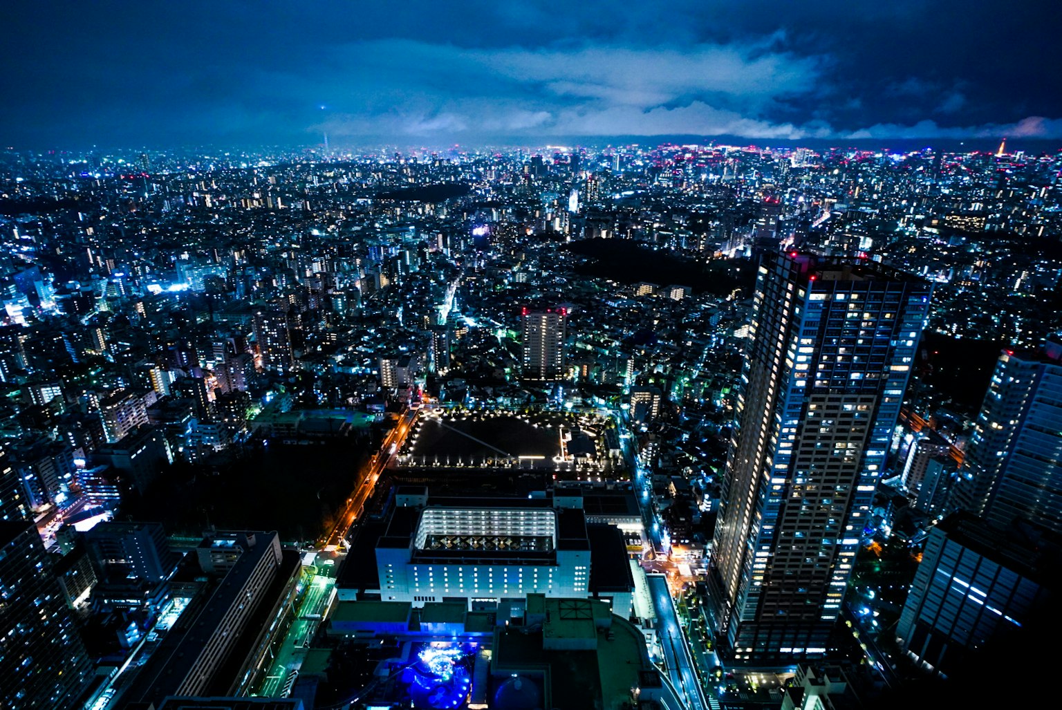 Vue aérienne spectaculaire de Tokyo la nuit avec des gratte-ciel et des lumières de la ville