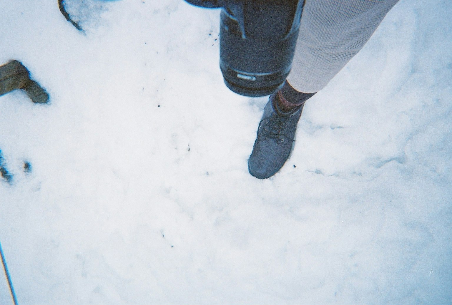 Bottes sur la neige avec un appareil photo