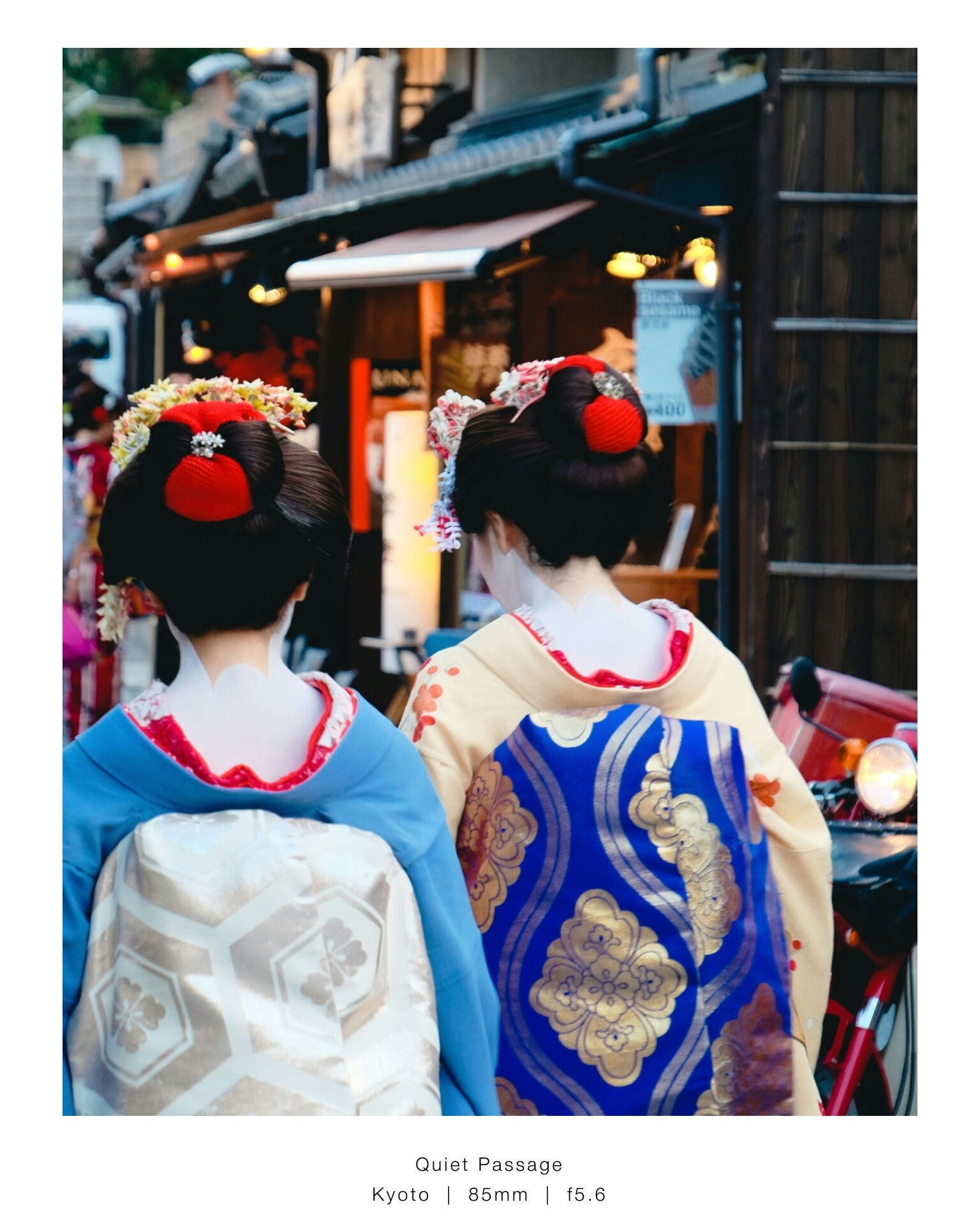 京都の街角で着物姿の人々が行き交う静かな夕暮れ