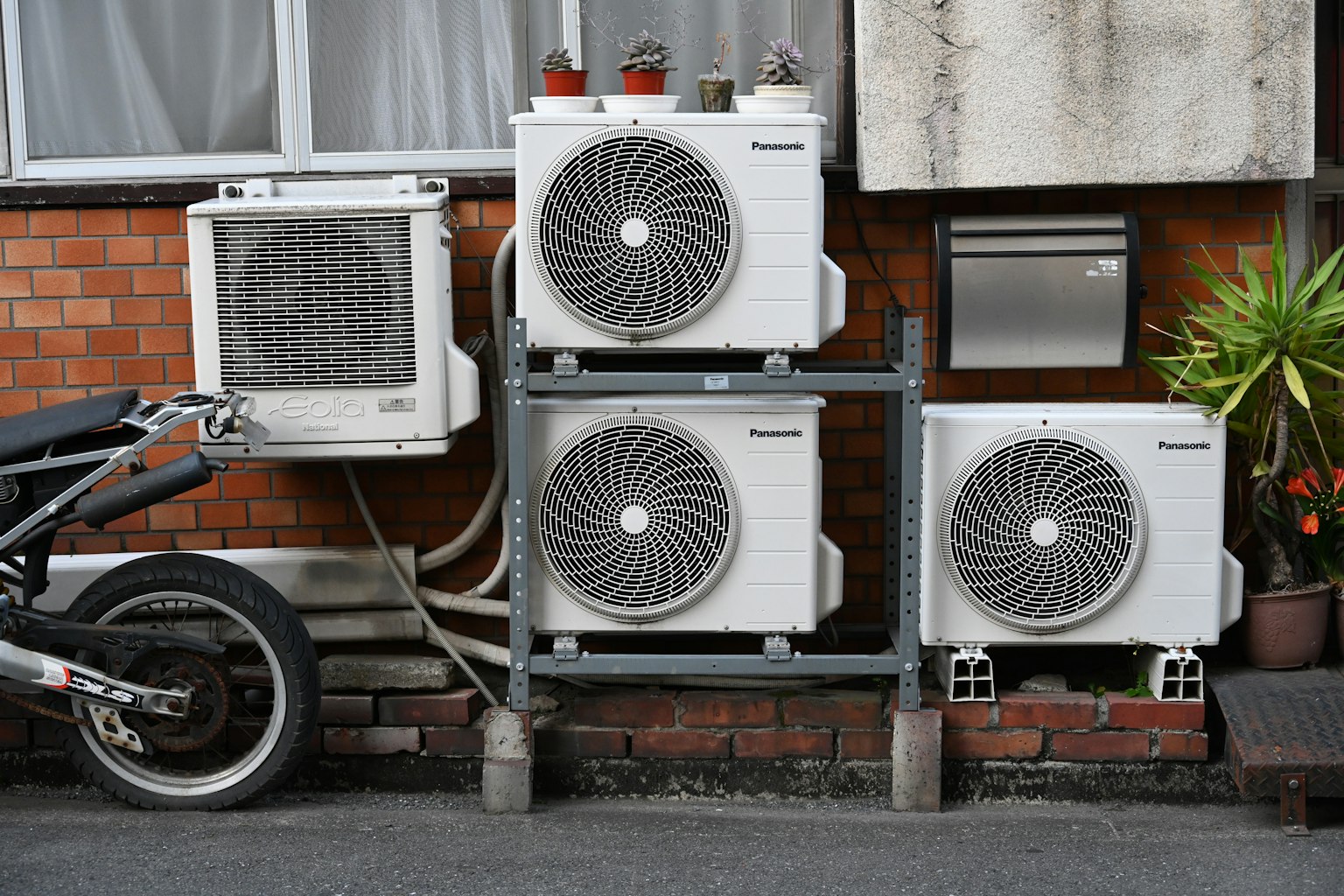 Eine Reihe von Klimaanlagen, die an einer Außenwand montiert sind