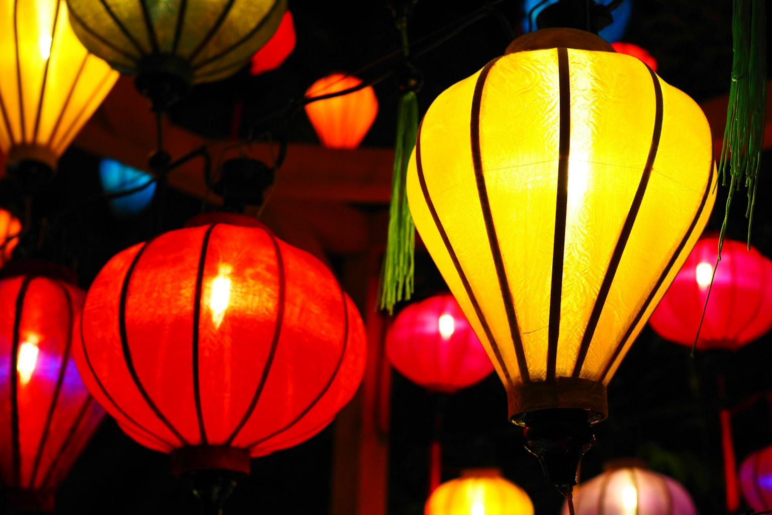 五彩斑斓的灯笼悬挂在夜景中