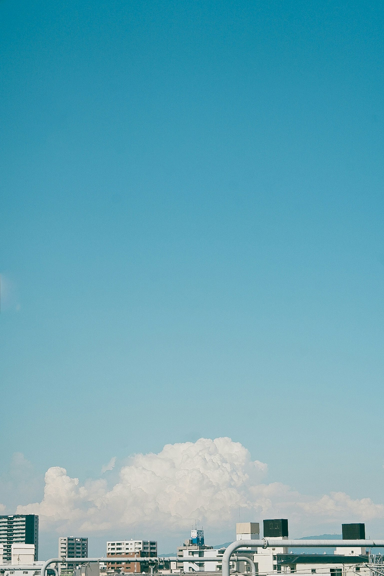 푸른 하늘과 솜털 같은 흰 구름이 있는 도시 풍경