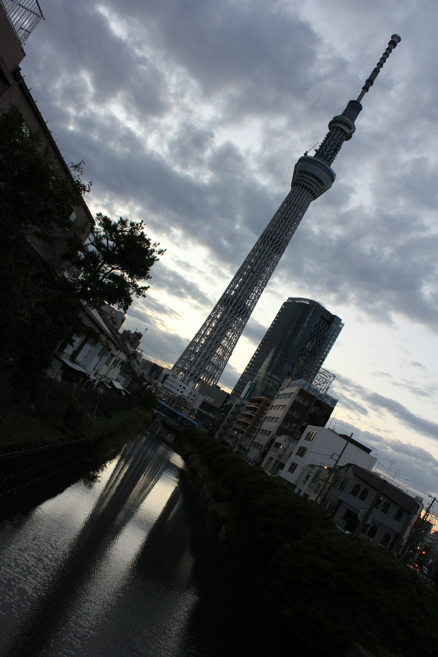 Tokyo Skytree mit Flussansicht bei Dämmerung