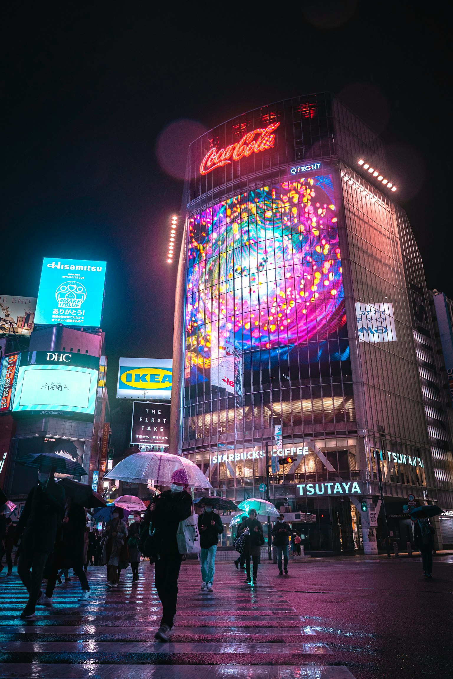 夜晚涩谷的可口可乐广告牌和五彩缤纷的广告