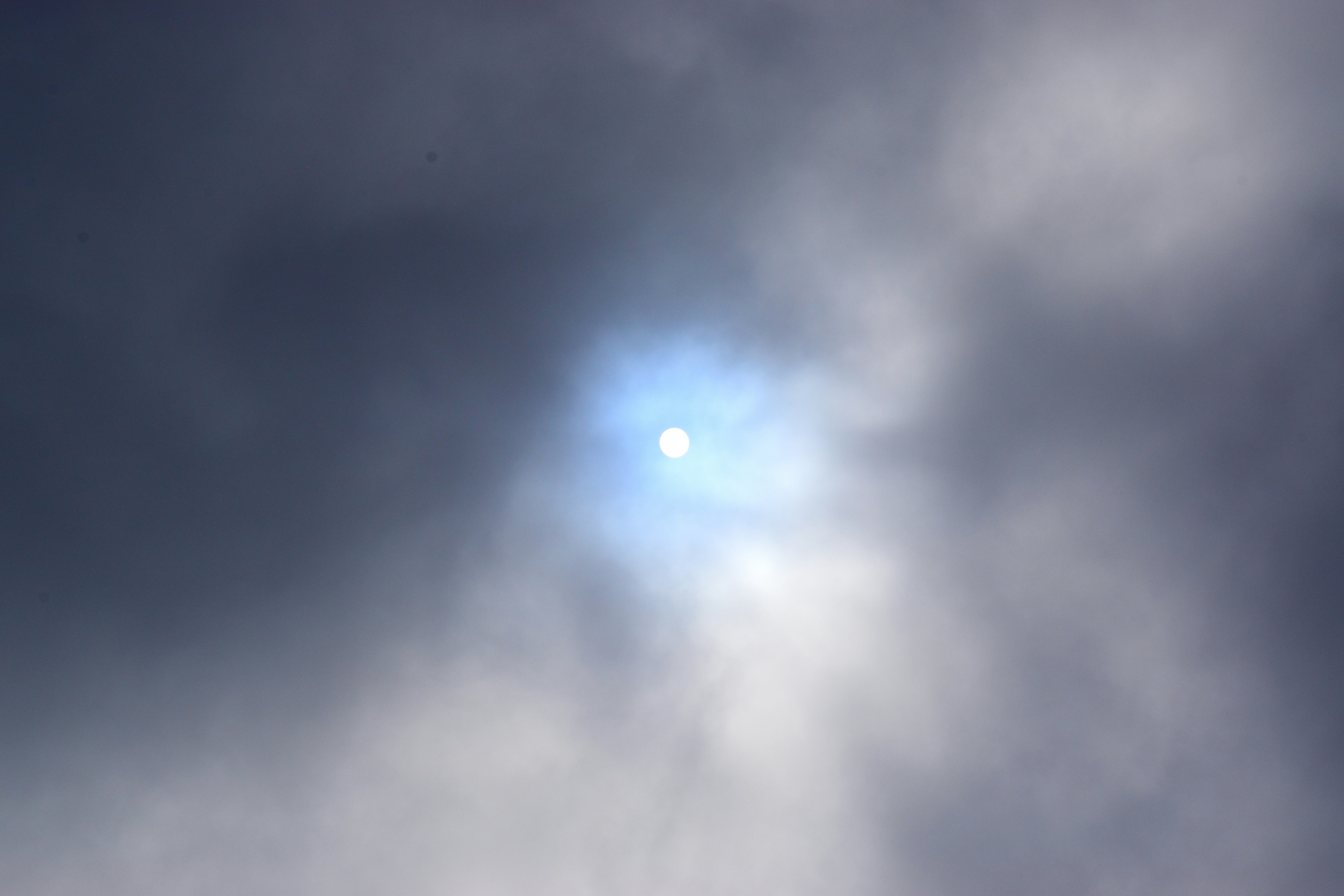 雪が止んだ後の曇り空に差す太陽の光